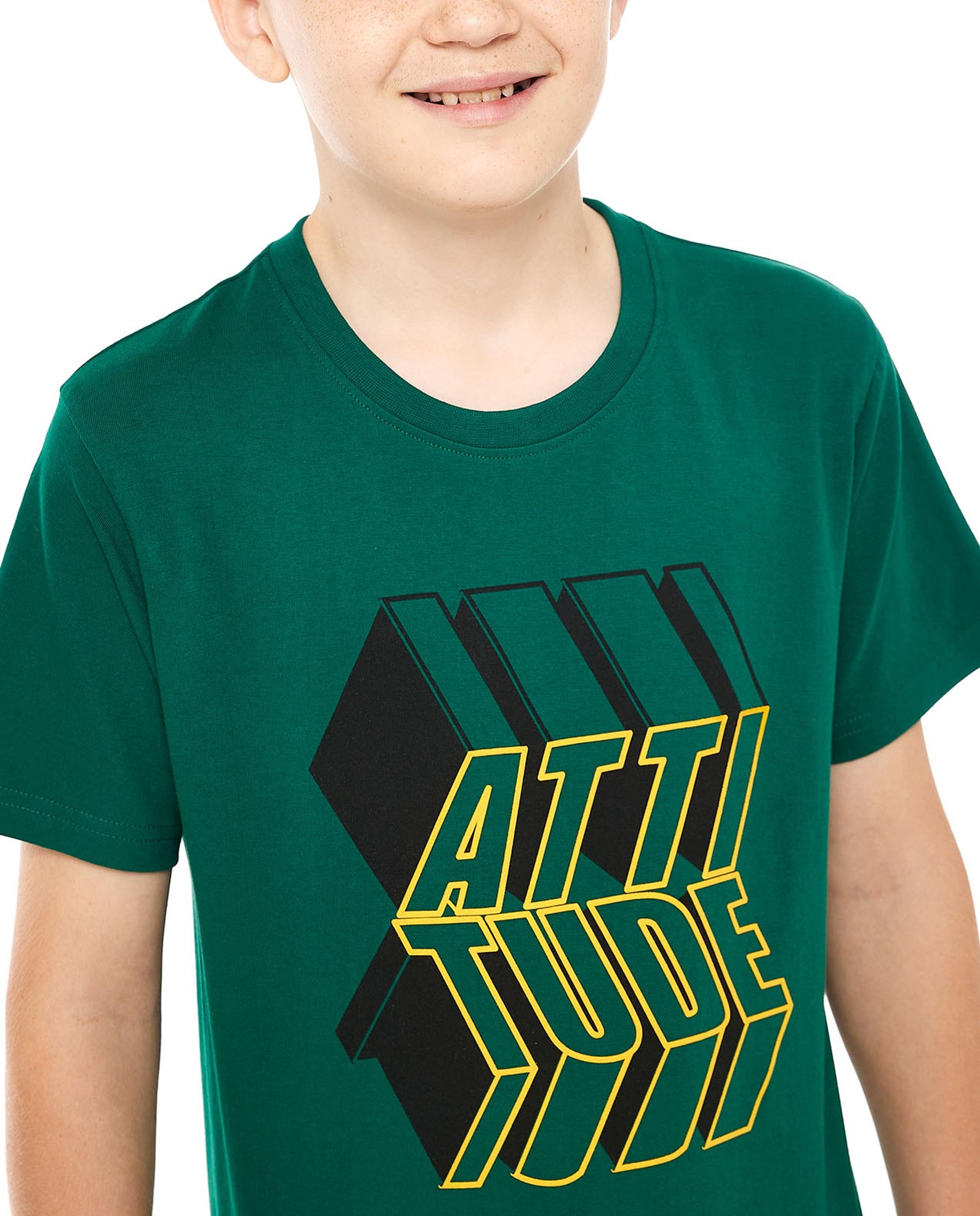 تيشيرت برقبة دائرية وأكمام قصيرة بطبعة جرافيك