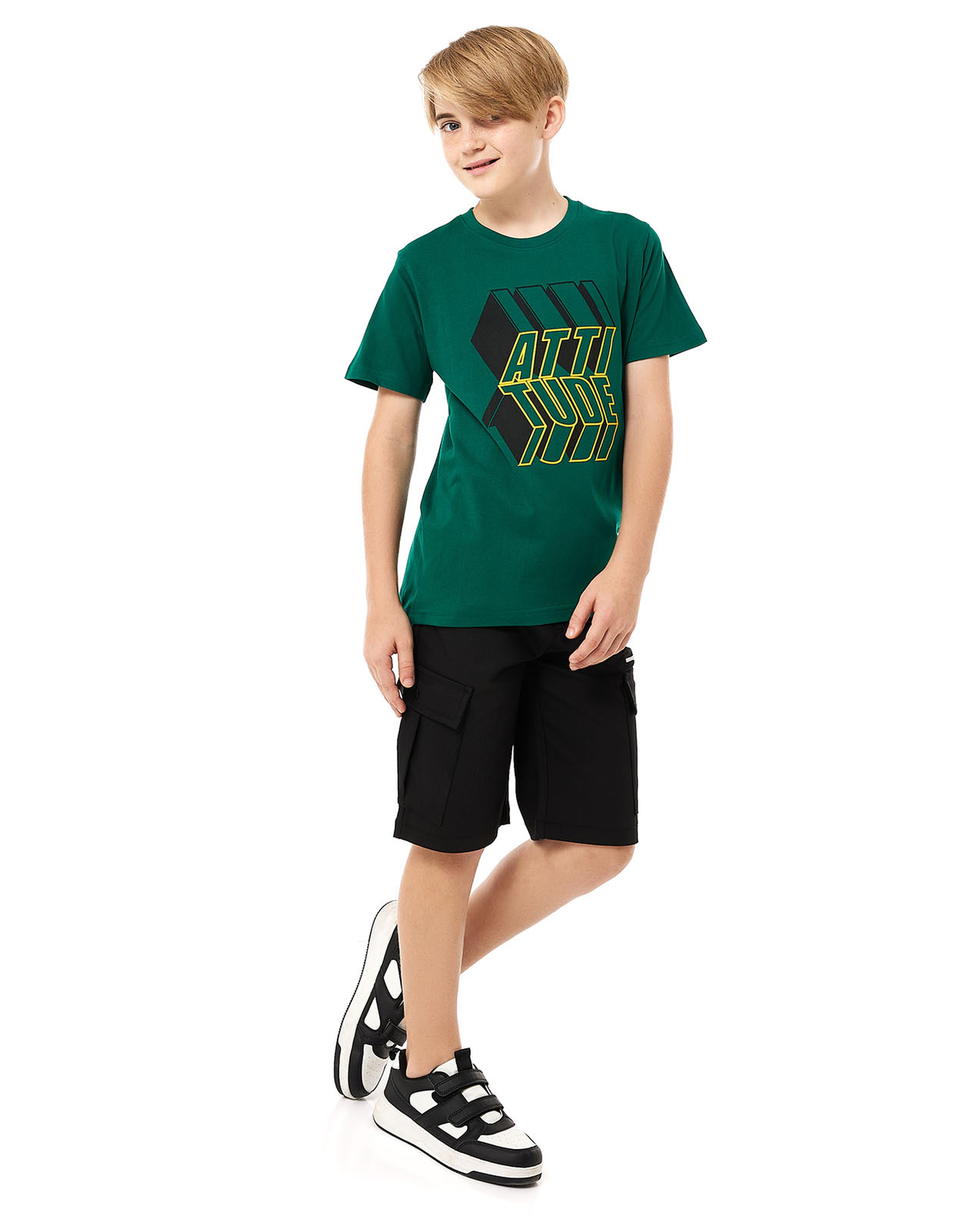 تيشيرت برقبة دائرية وأكمام قصيرة بطبعة جرافيك