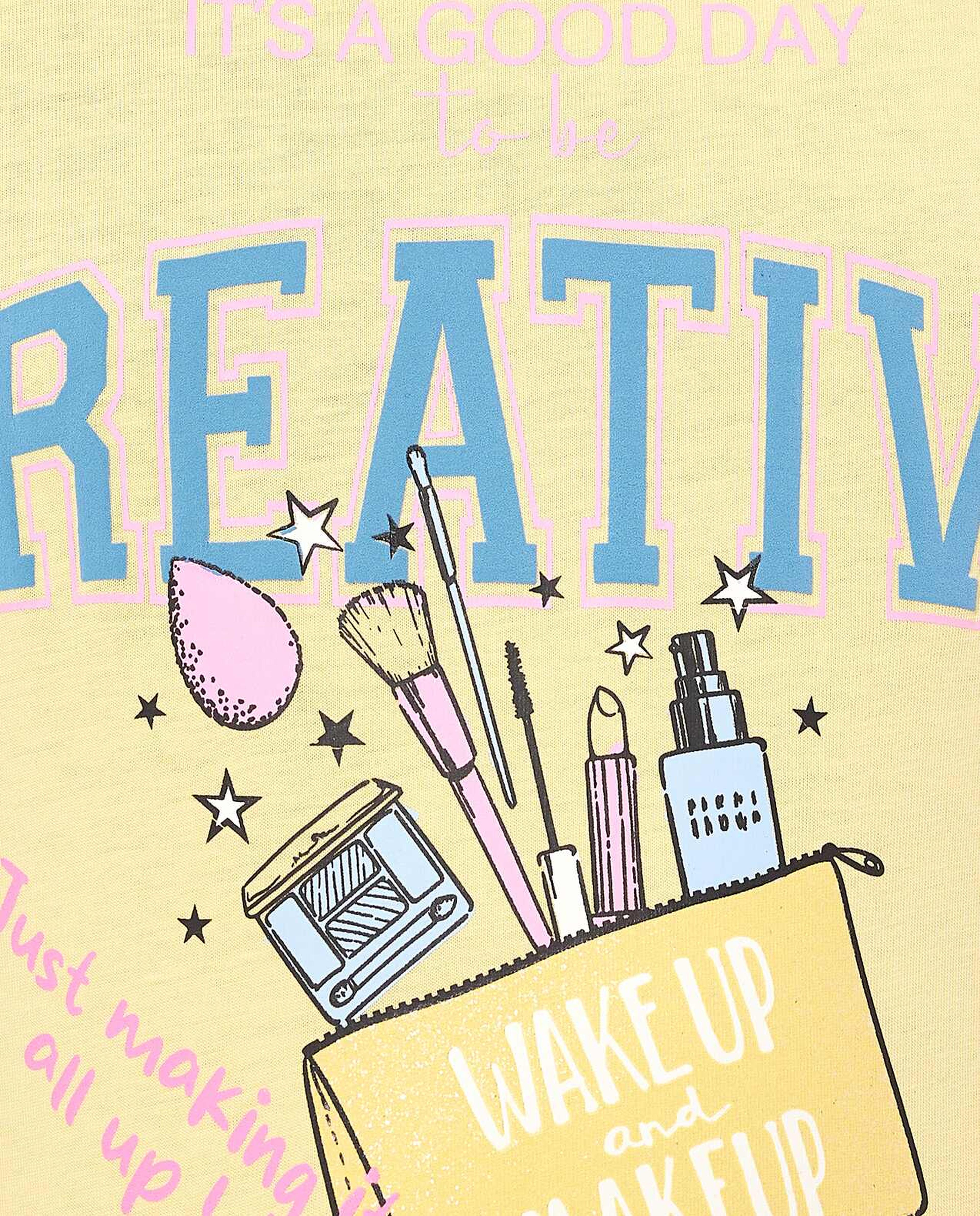 تيشيرت بطبعة وياقة مستديرة وأكمام قصيرة