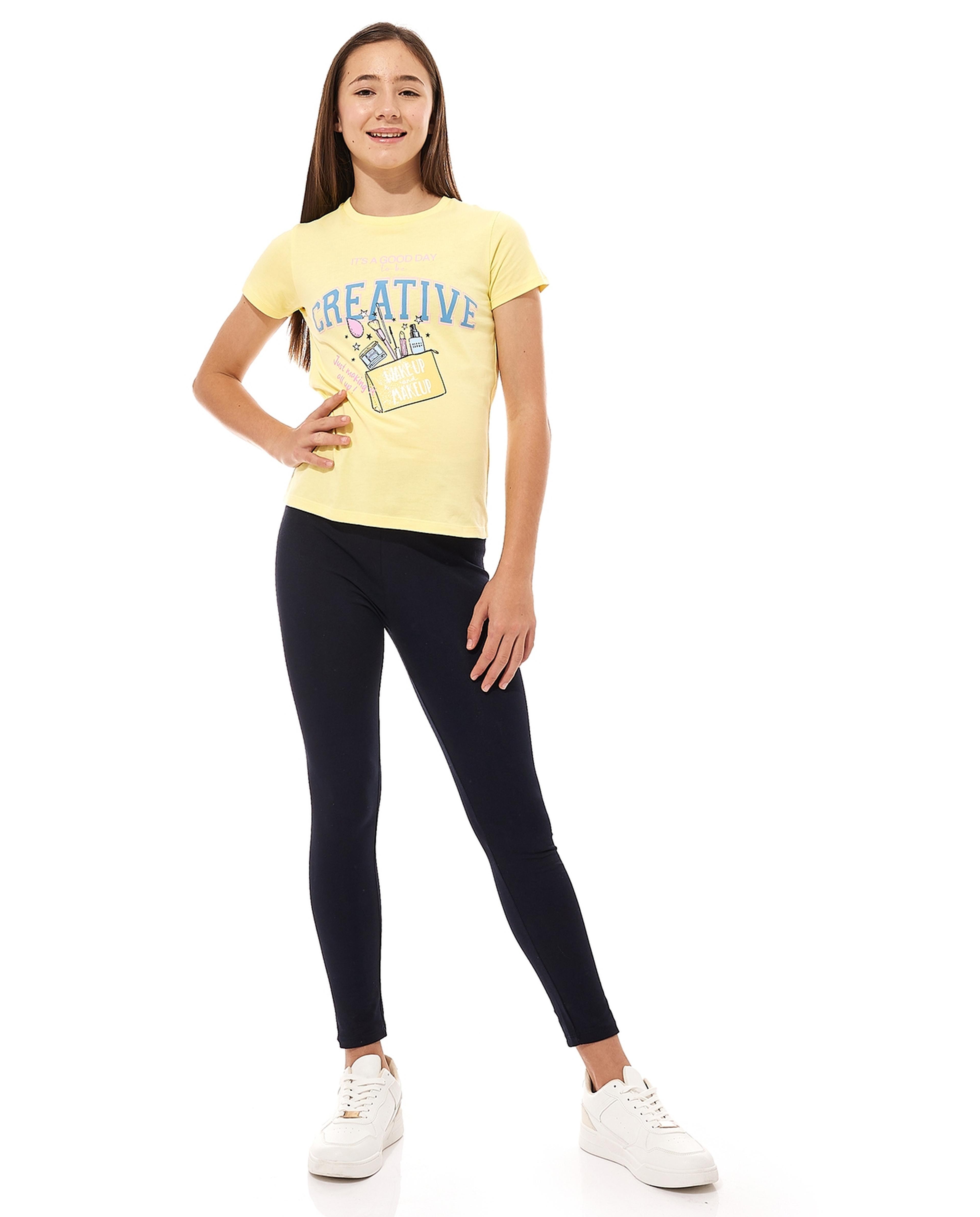 تيشيرت بطبعة وياقة مستديرة وأكمام قصيرة