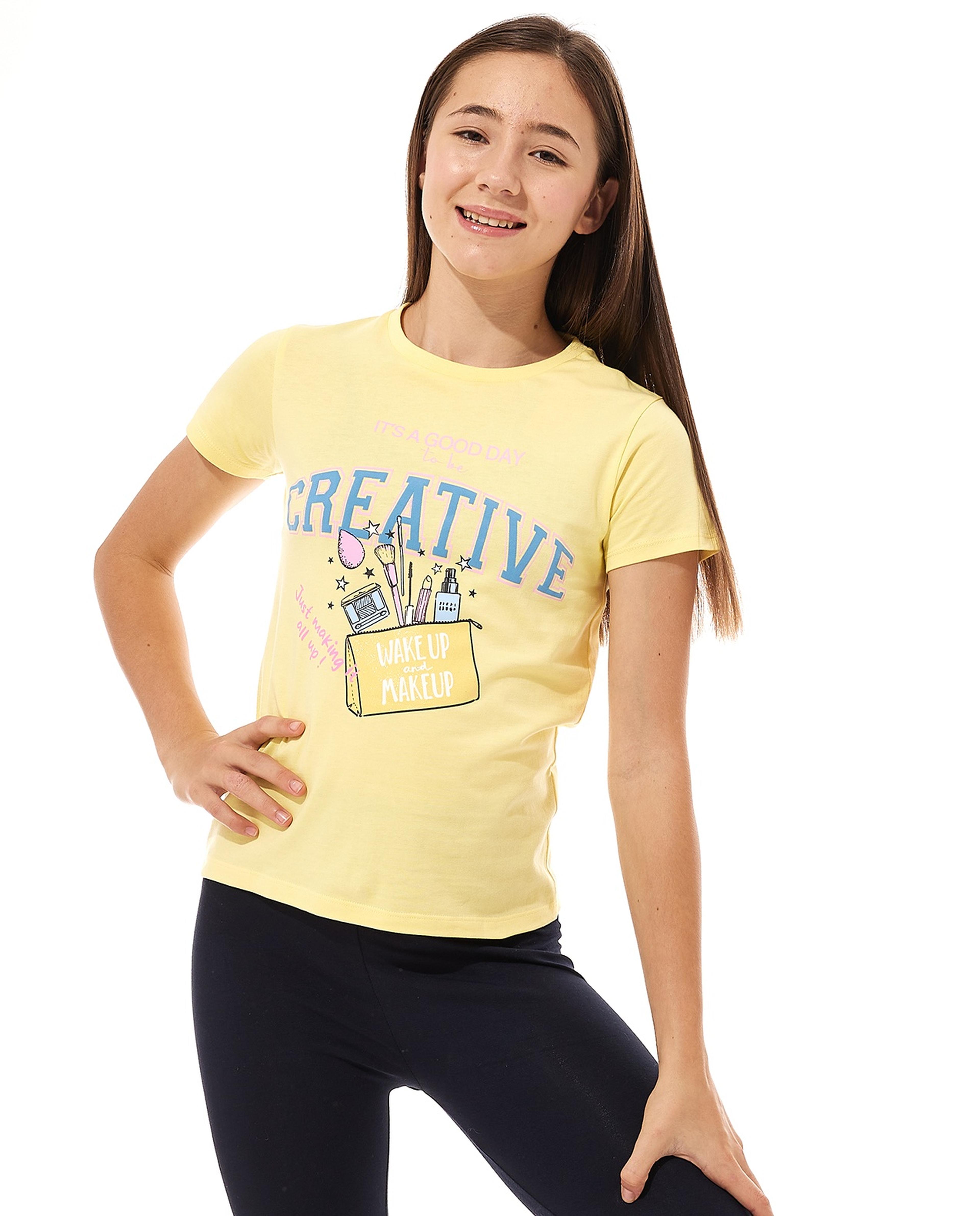 تيشيرت بطبعة وياقة مستديرة وأكمام قصيرة