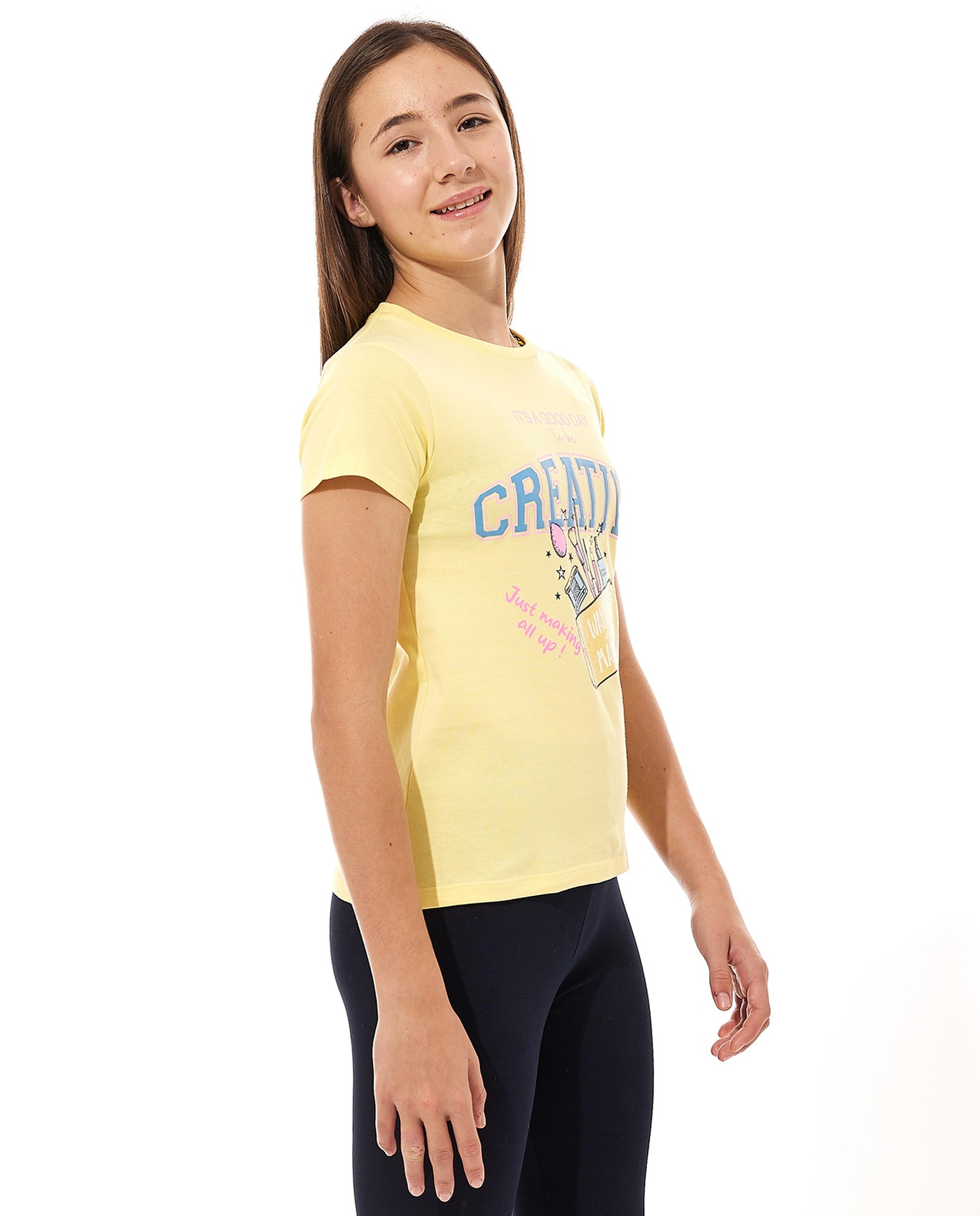 تيشيرت بطبعة وياقة مستديرة وأكمام قصيرة