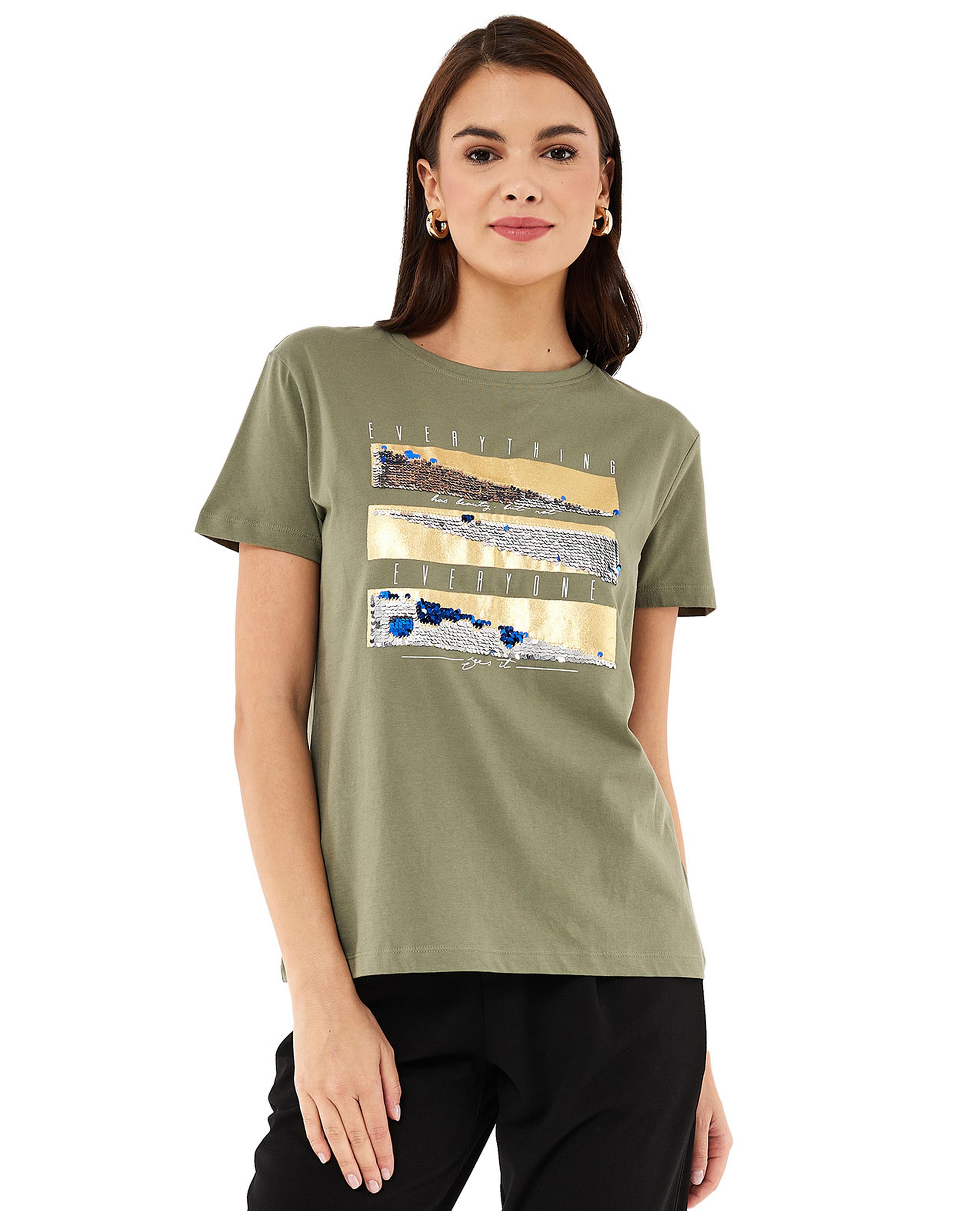 تيشيرت بطبعة جرافيك برقبة مستديرة وأكمام قصيرة