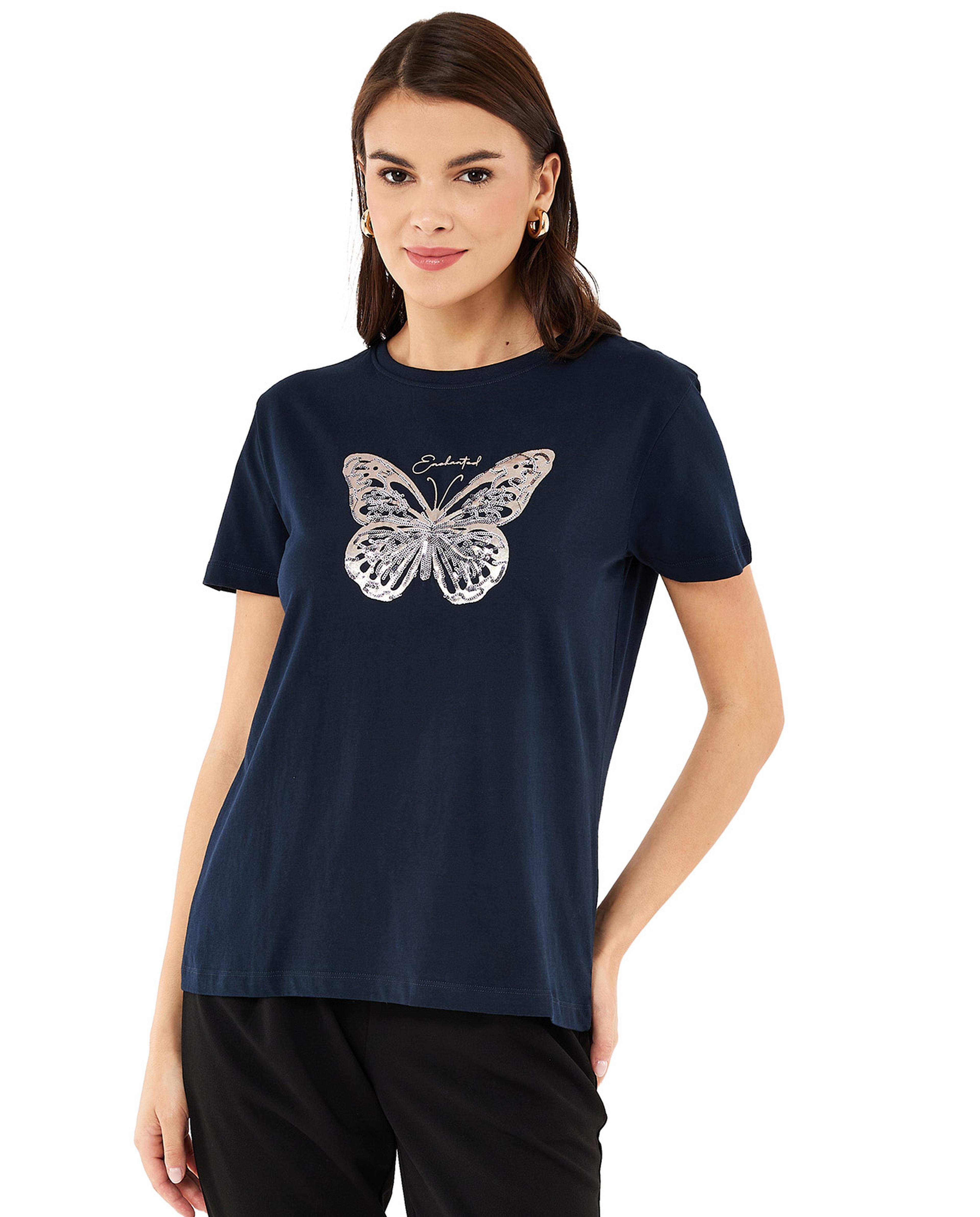 تيشيرت بطبعة جرافيك برقبة مستديرة وأكمام قصيرة