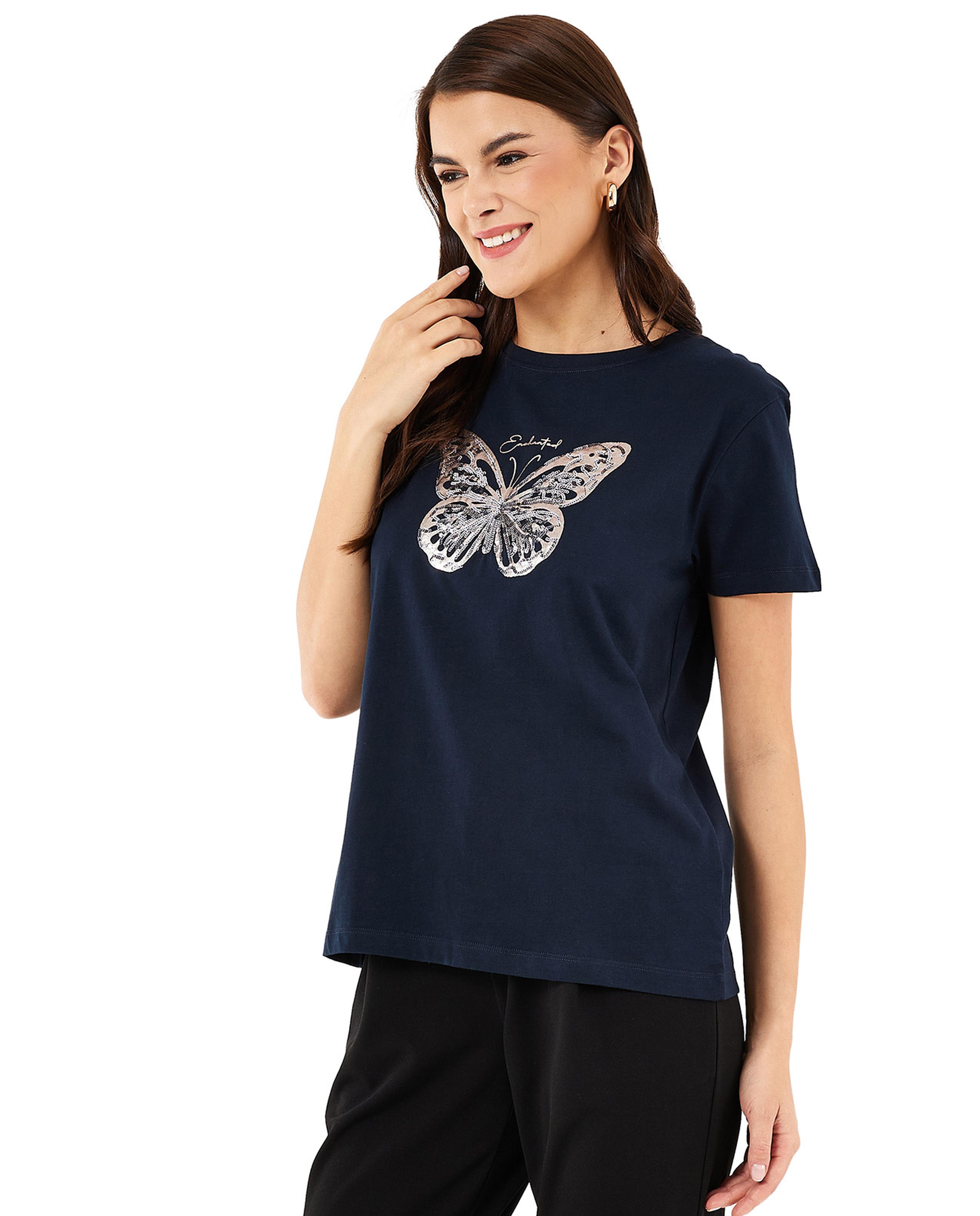 تيشيرت بطبعة جرافيك برقبة مستديرة وأكمام قصيرة