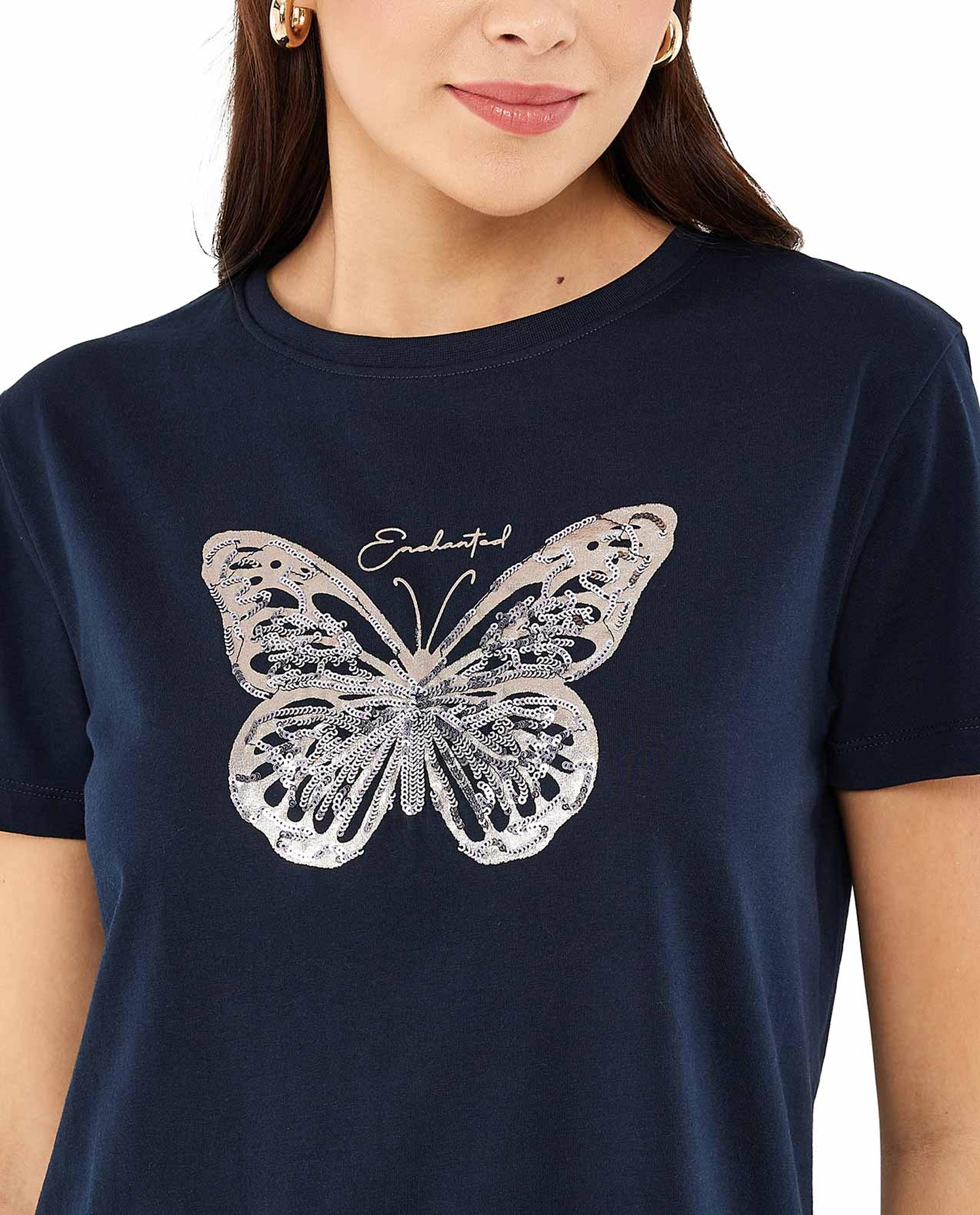 تيشيرت بطبعة جرافيك برقبة مستديرة وأكمام قصيرة