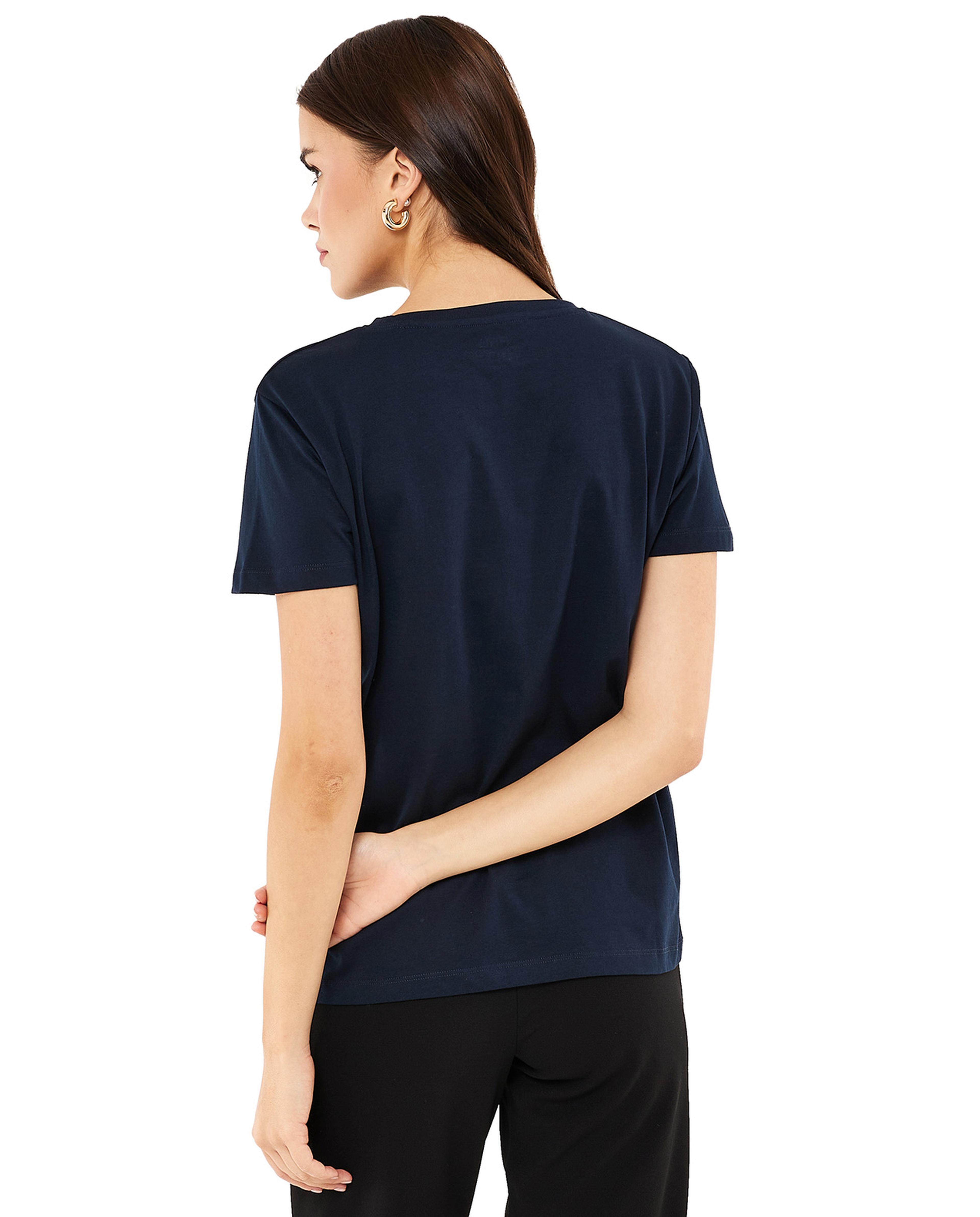 تيشيرت بطبعة جرافيك برقبة مستديرة وأكمام قصيرة