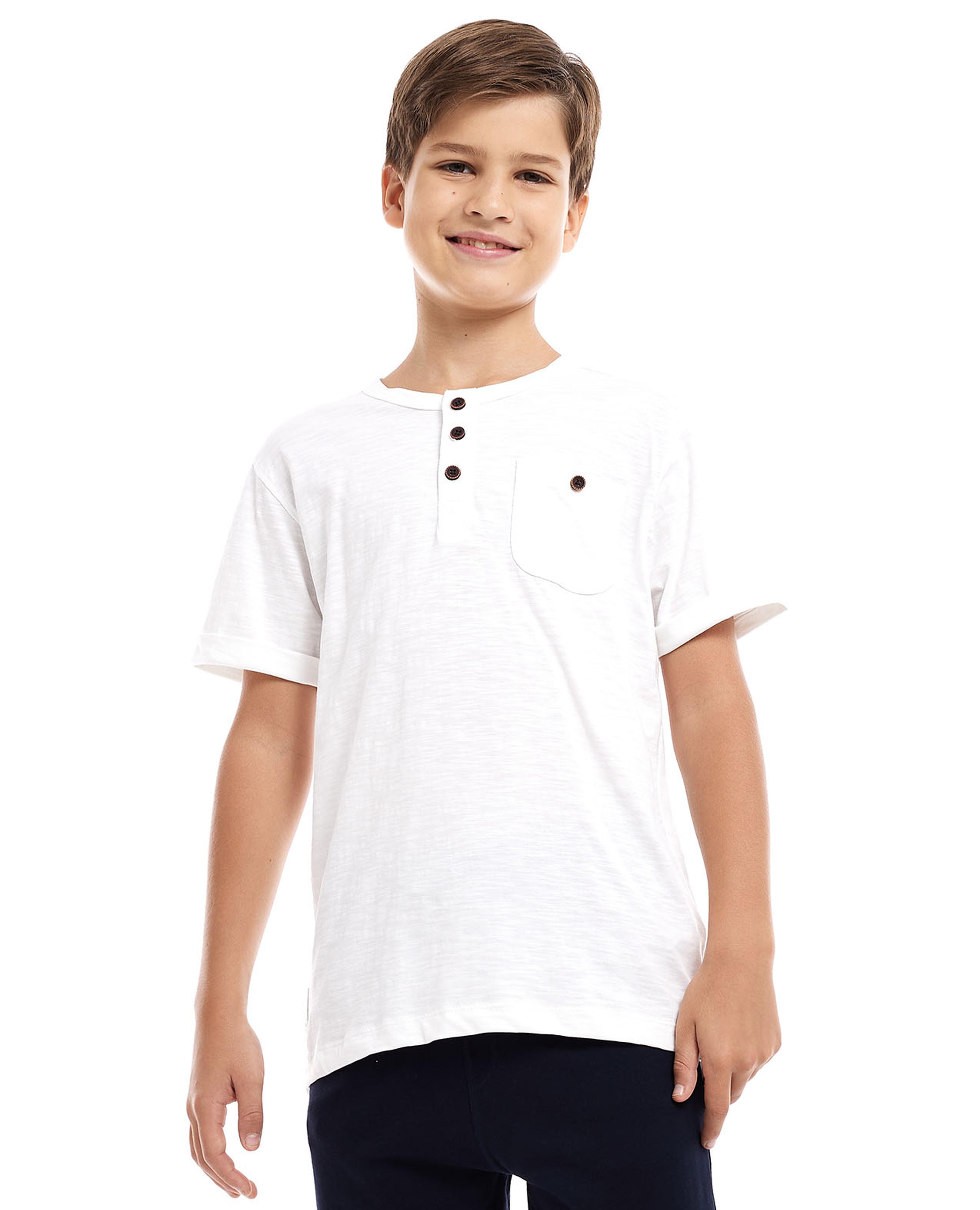 تيشيرت بتفاصيل جيب وياقة هينلي وأكمام قصيرة