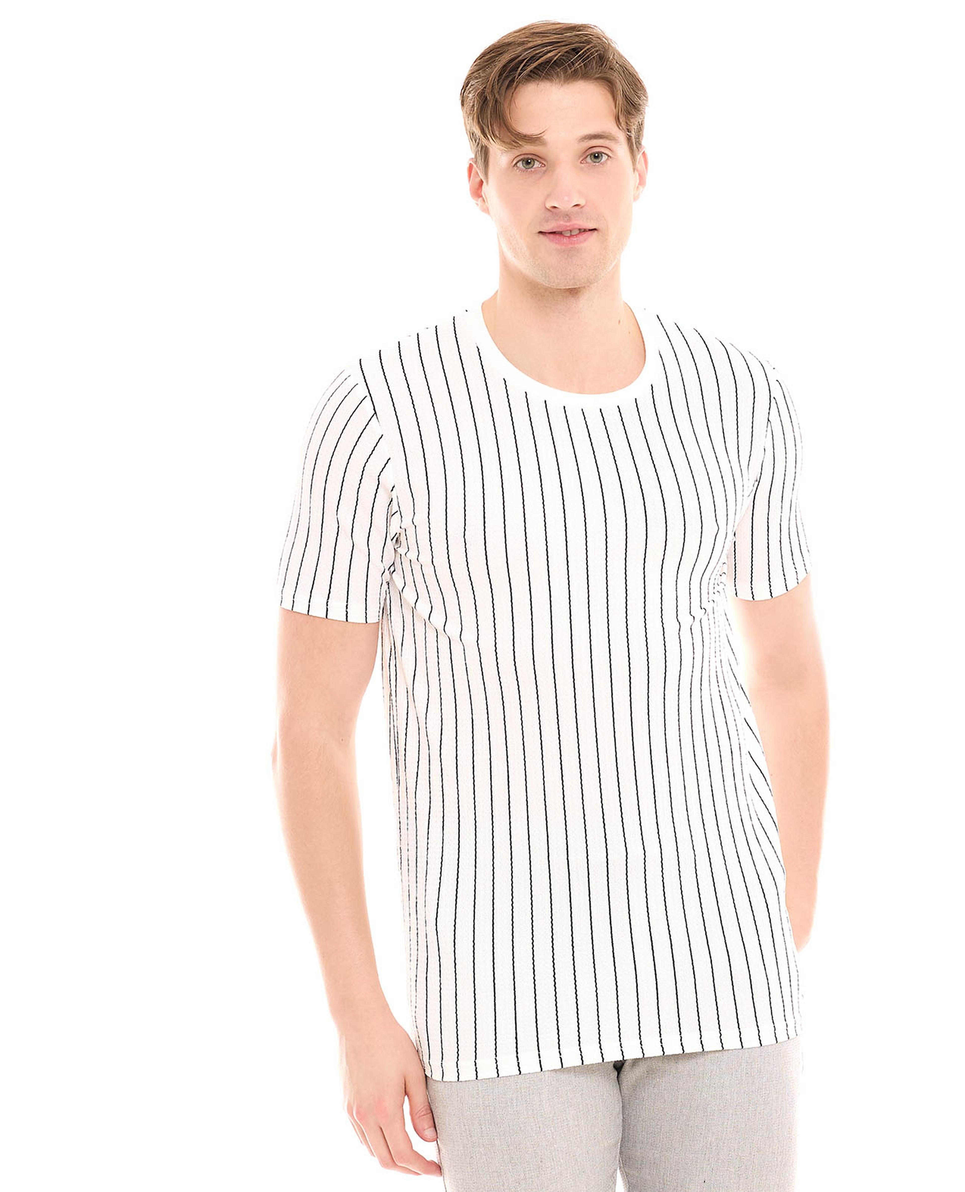 تيشيرت مخطط بياقة مستديرة وأكمام قصيرة