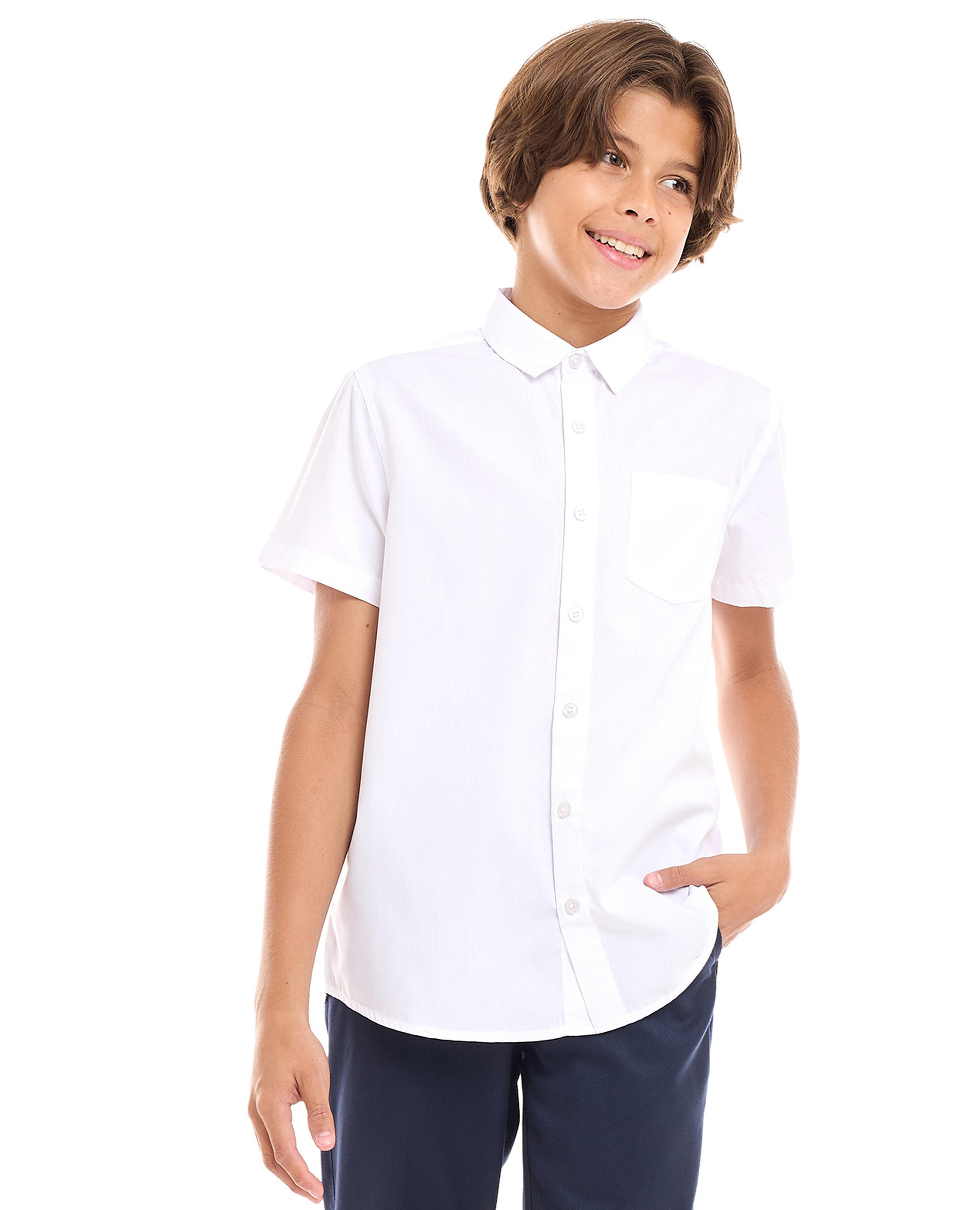 قميص بياقة كلاسيكية وأكمام قصيرة