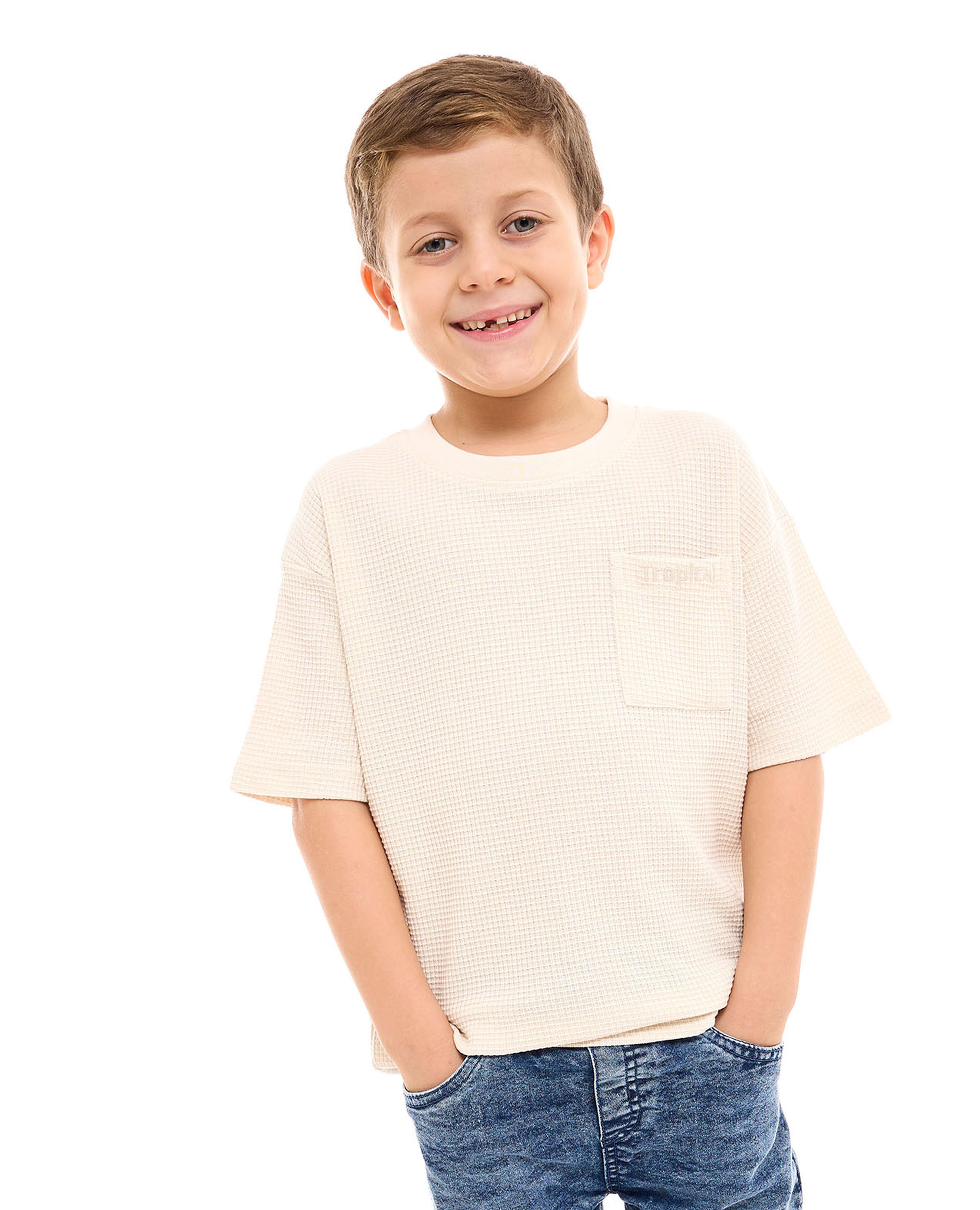 تيشيرت منقوش بياقة دائرية وأكمام قصيرة