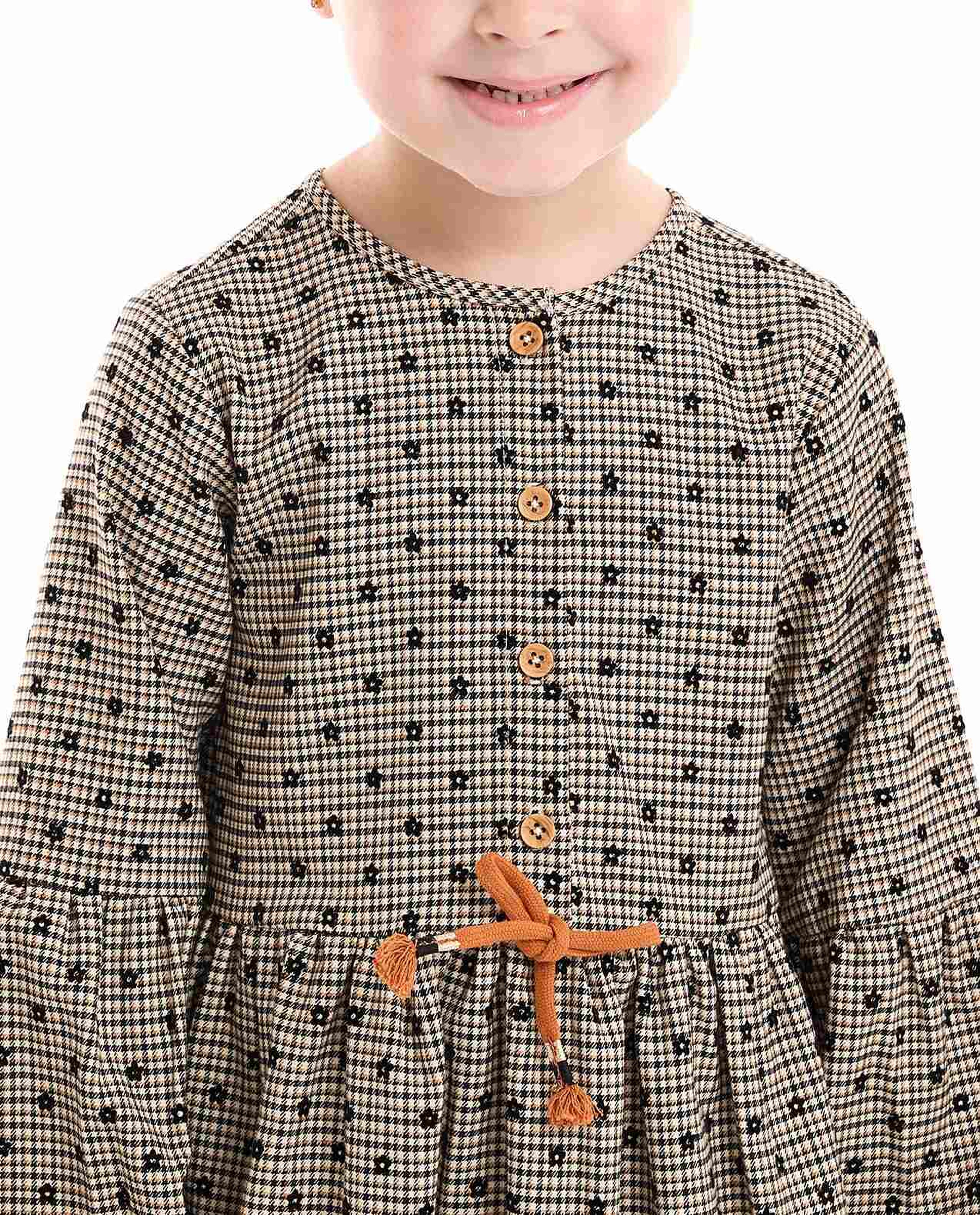 فستان واسع بطبعة وأكمام طويلة