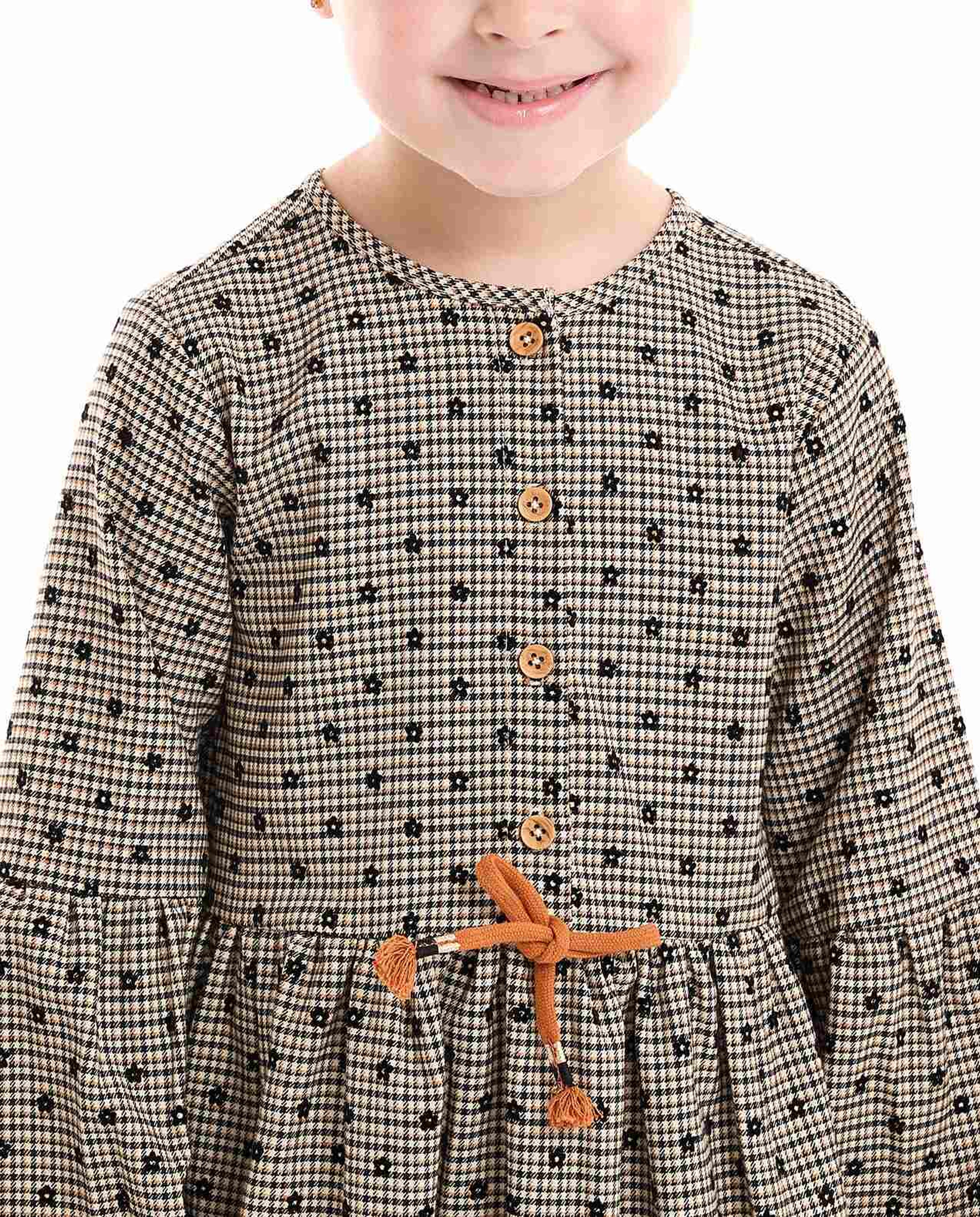 فستان واسع بطبعة وأكمام طويلة