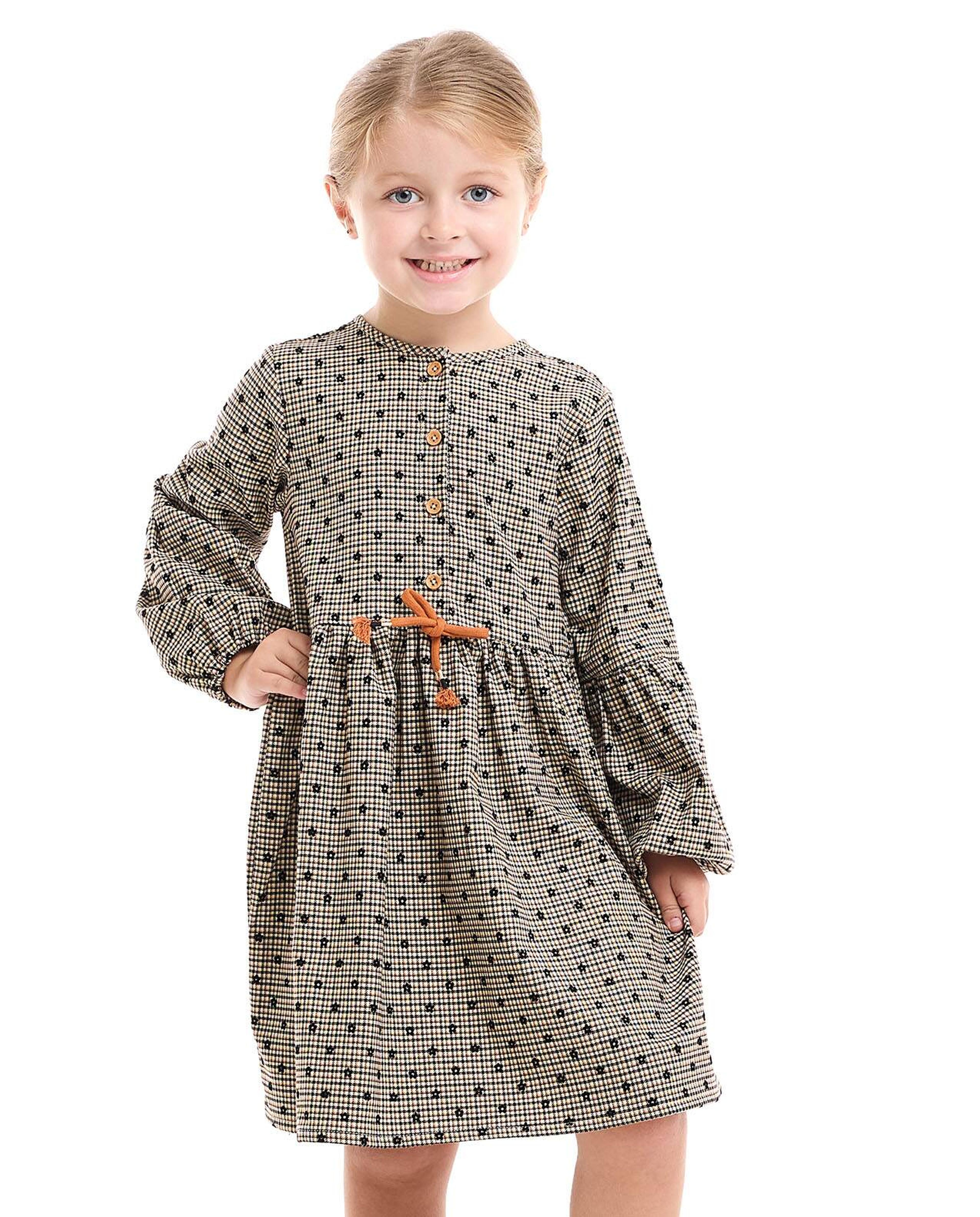 فستان واسع بطبعة وأكمام طويلة