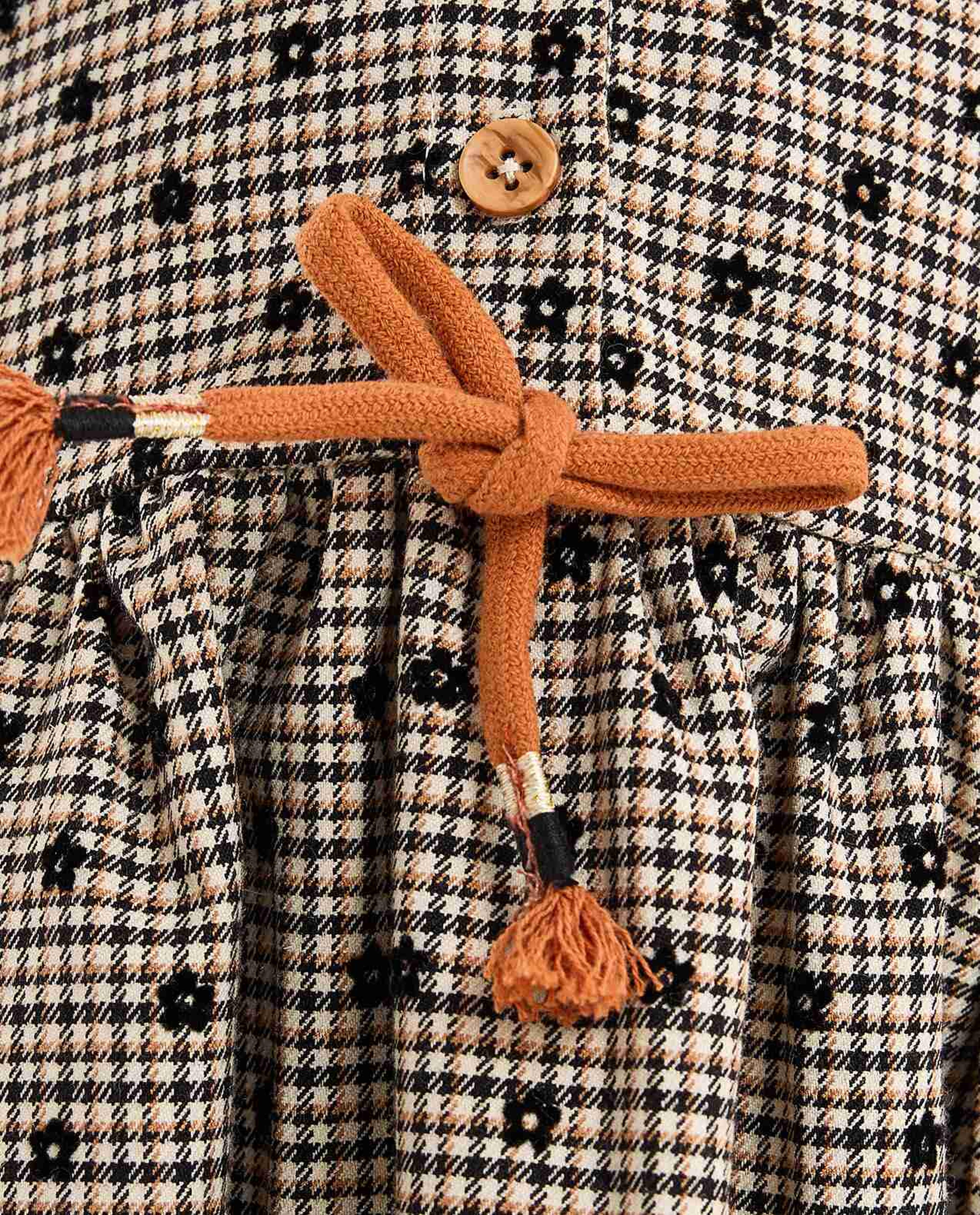 فستان واسع بطبعة وأكمام طويلة