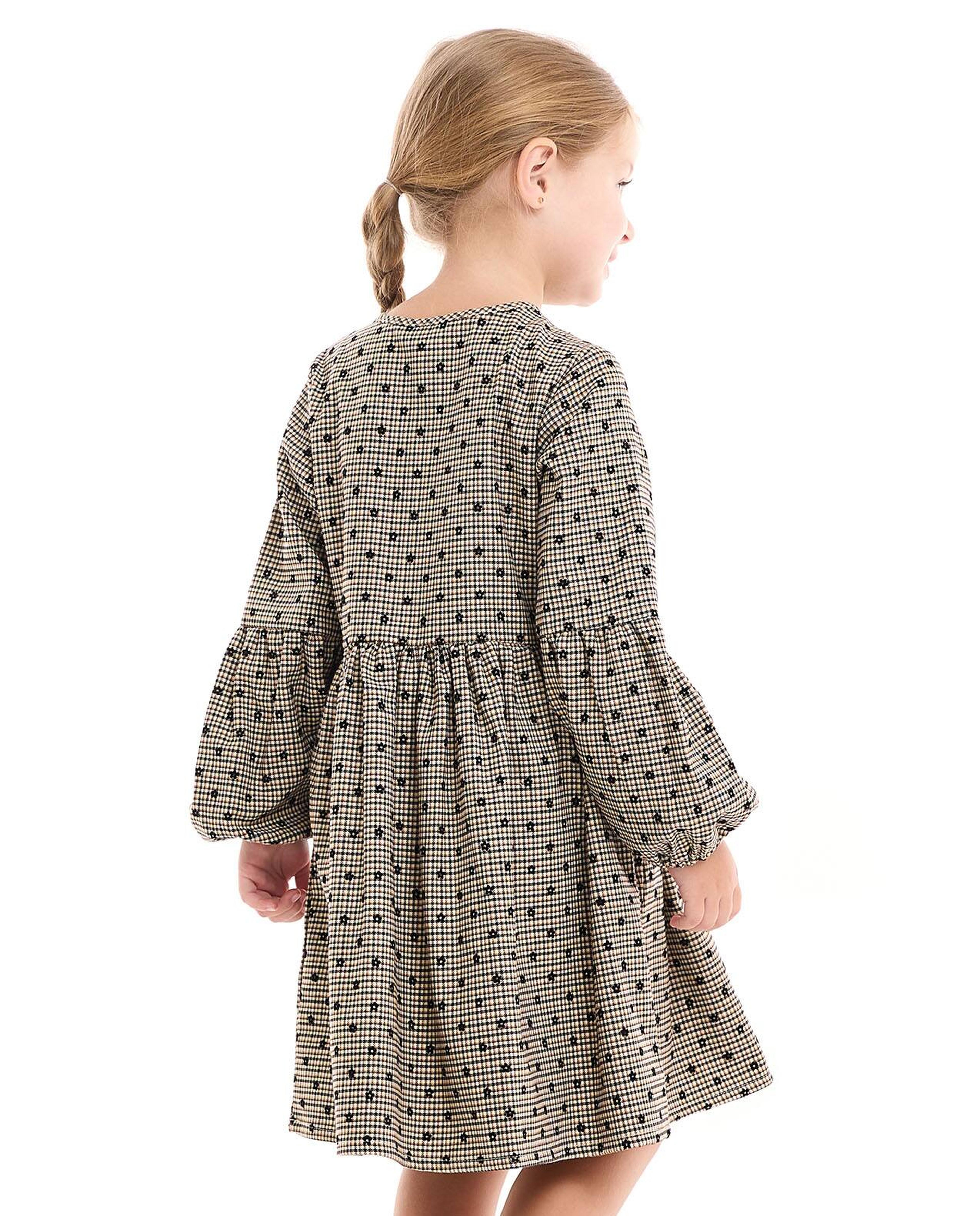 فستان واسع بطبعة وأكمام طويلة