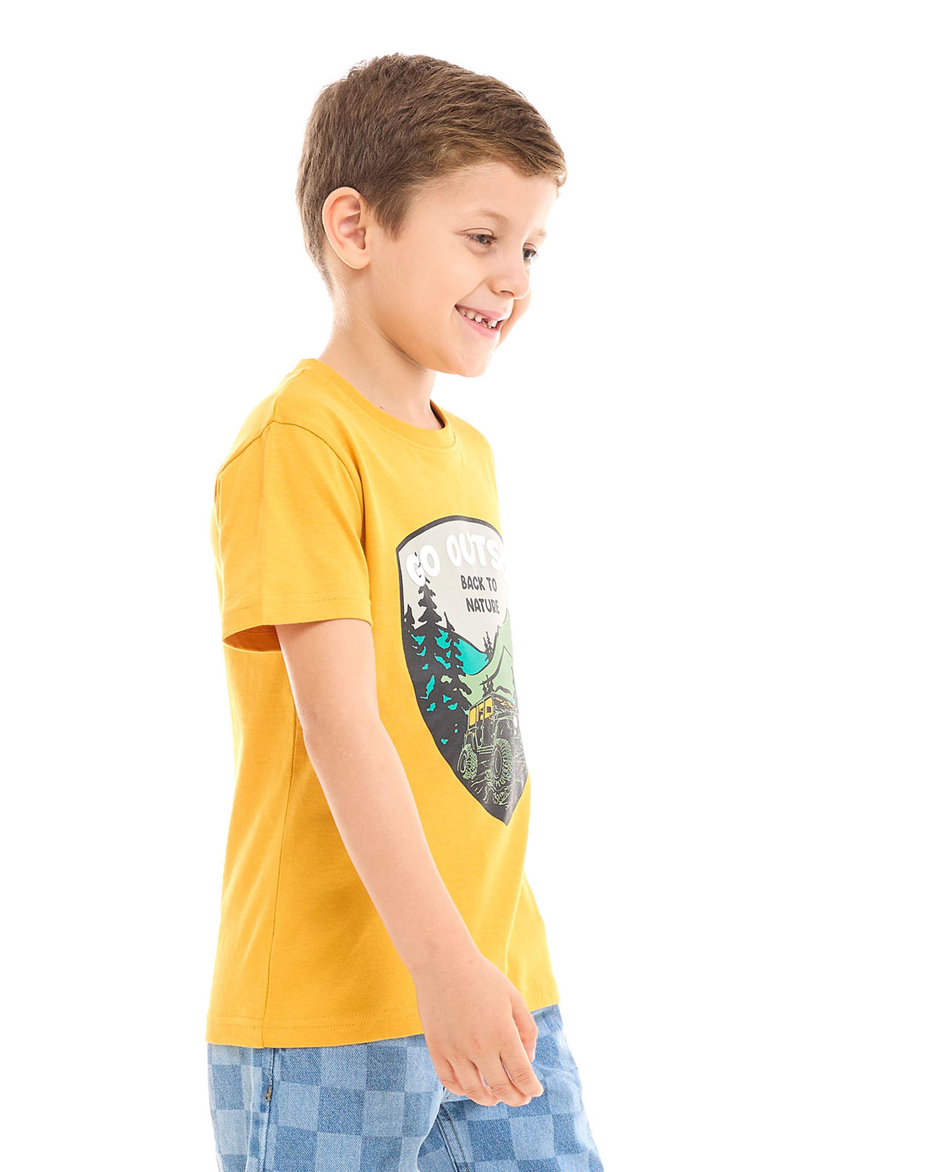 تيشيرت بطبعة وياقة دائرية وأكمام قصيرة