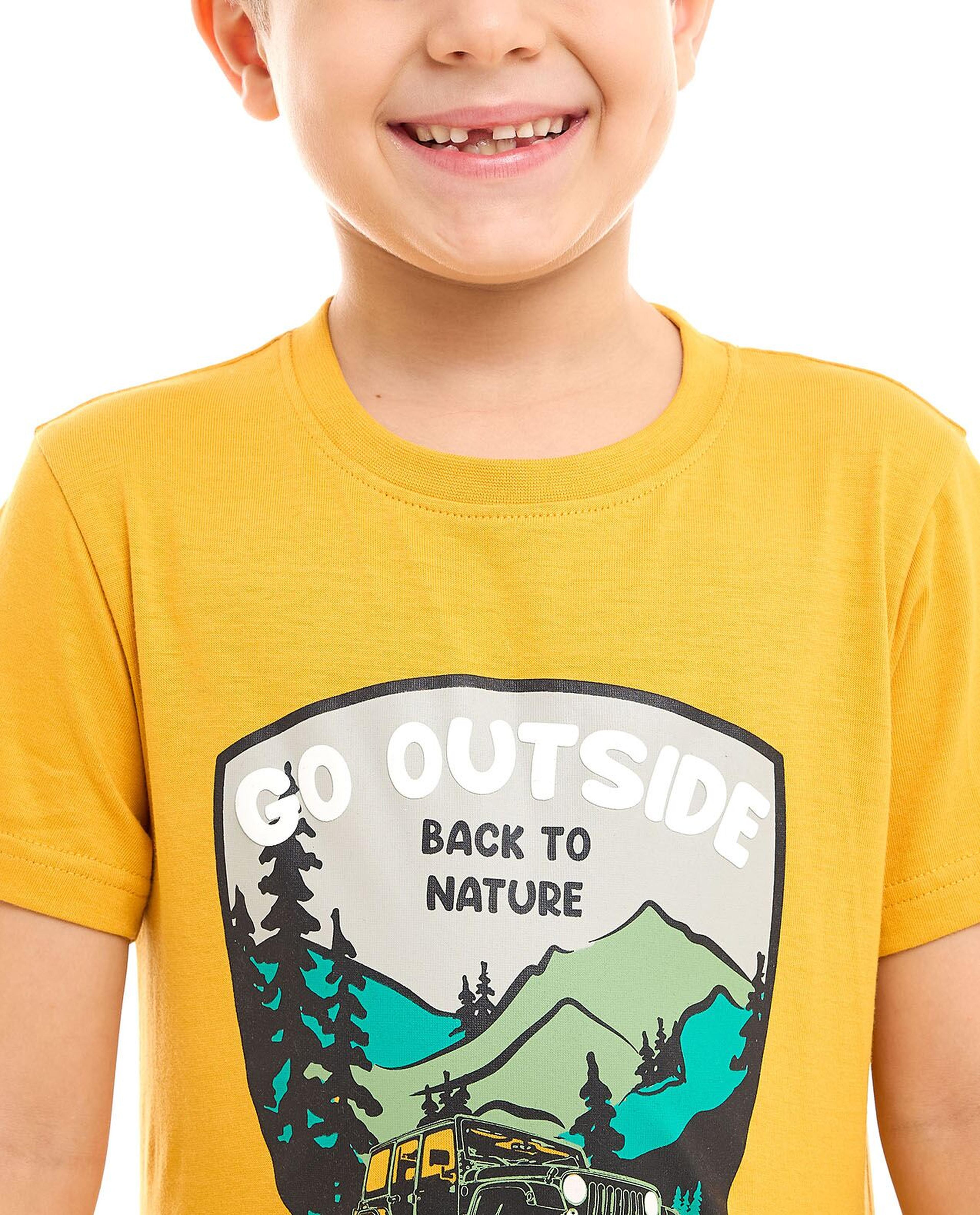 تيشيرت بطبعة وياقة دائرية وأكمام قصيرة