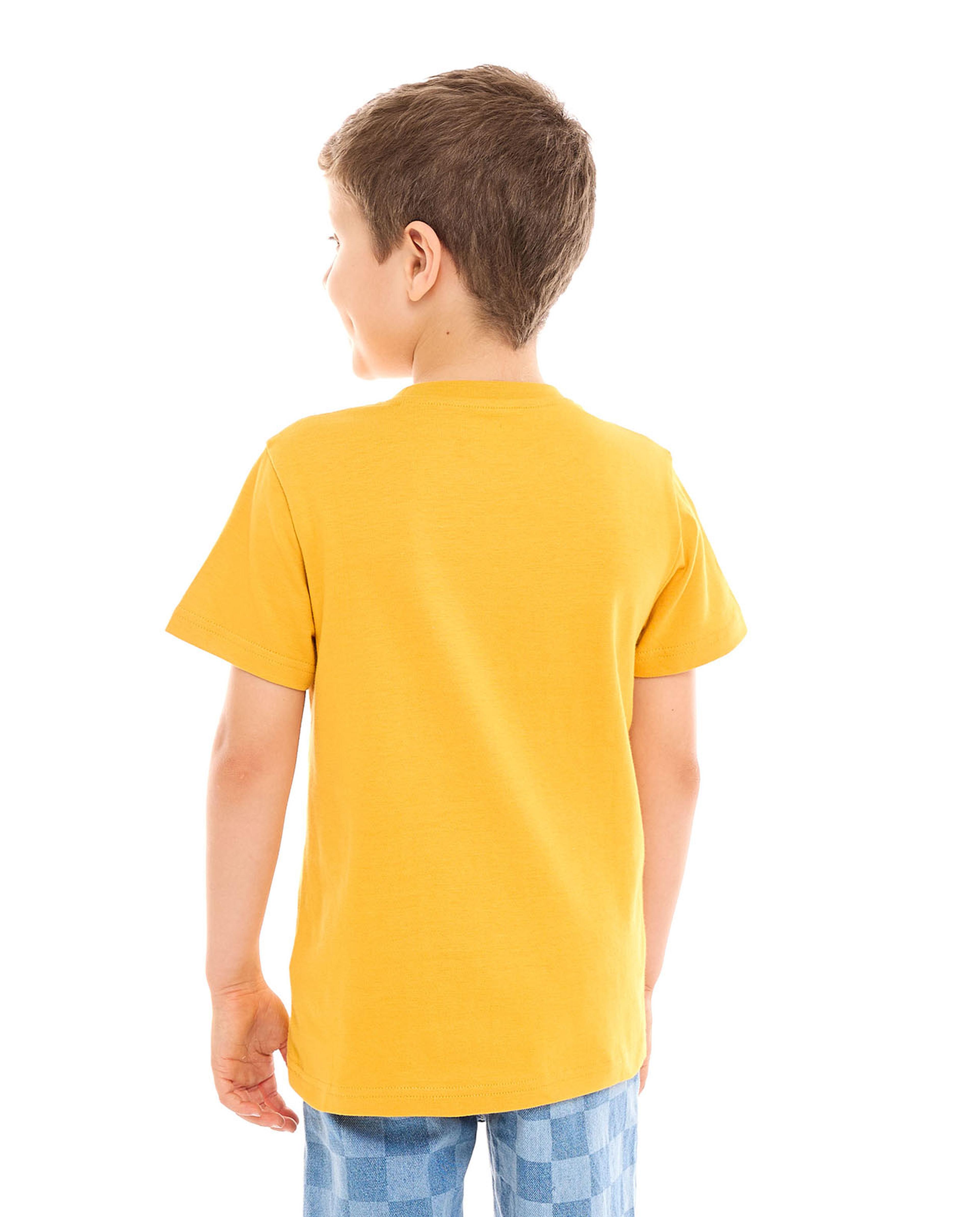 تيشيرت بطبعة وياقة دائرية وأكمام قصيرة