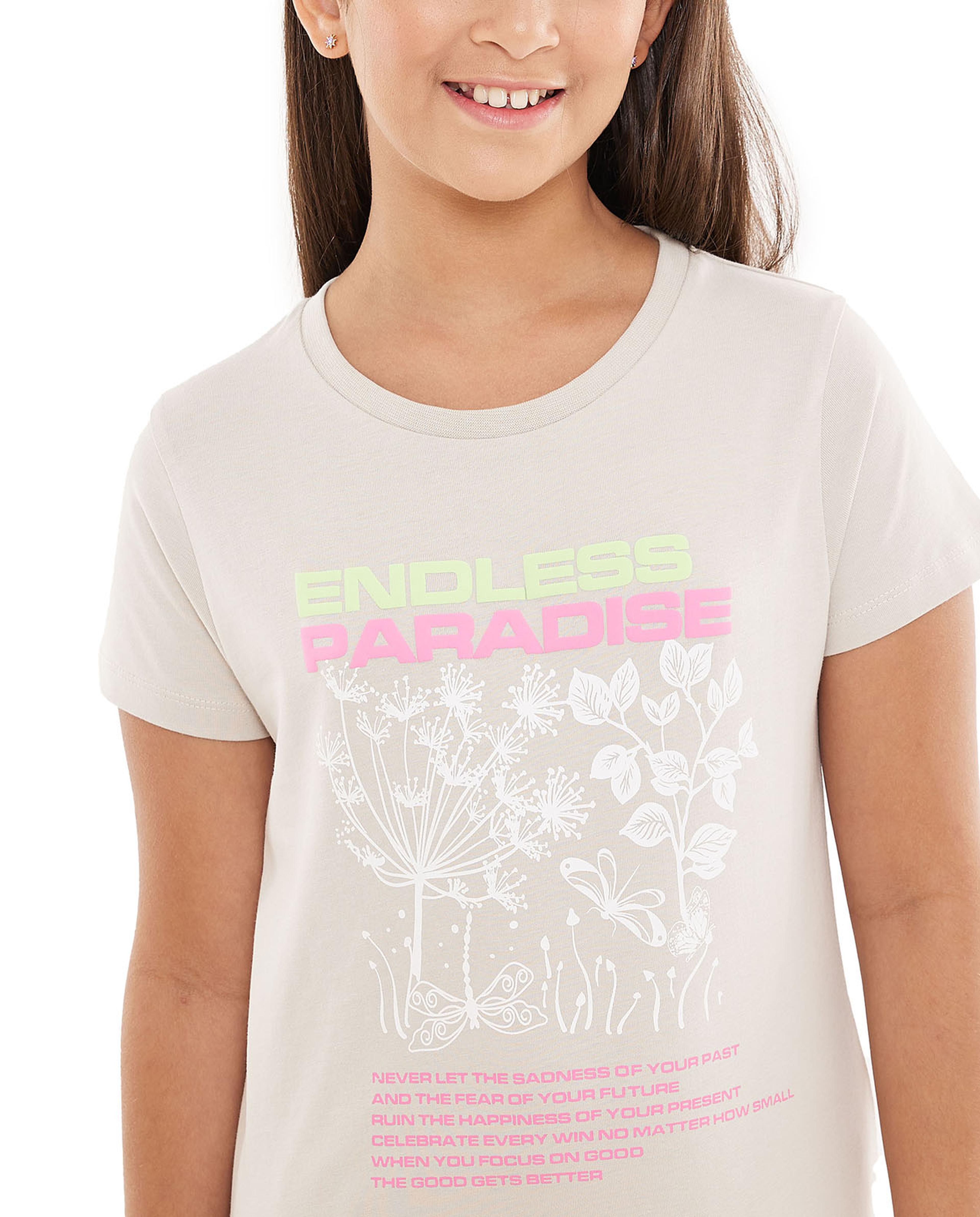 تيشيرت بطبعة جرافيك وياقة مستديرة بأكمام قصيرة