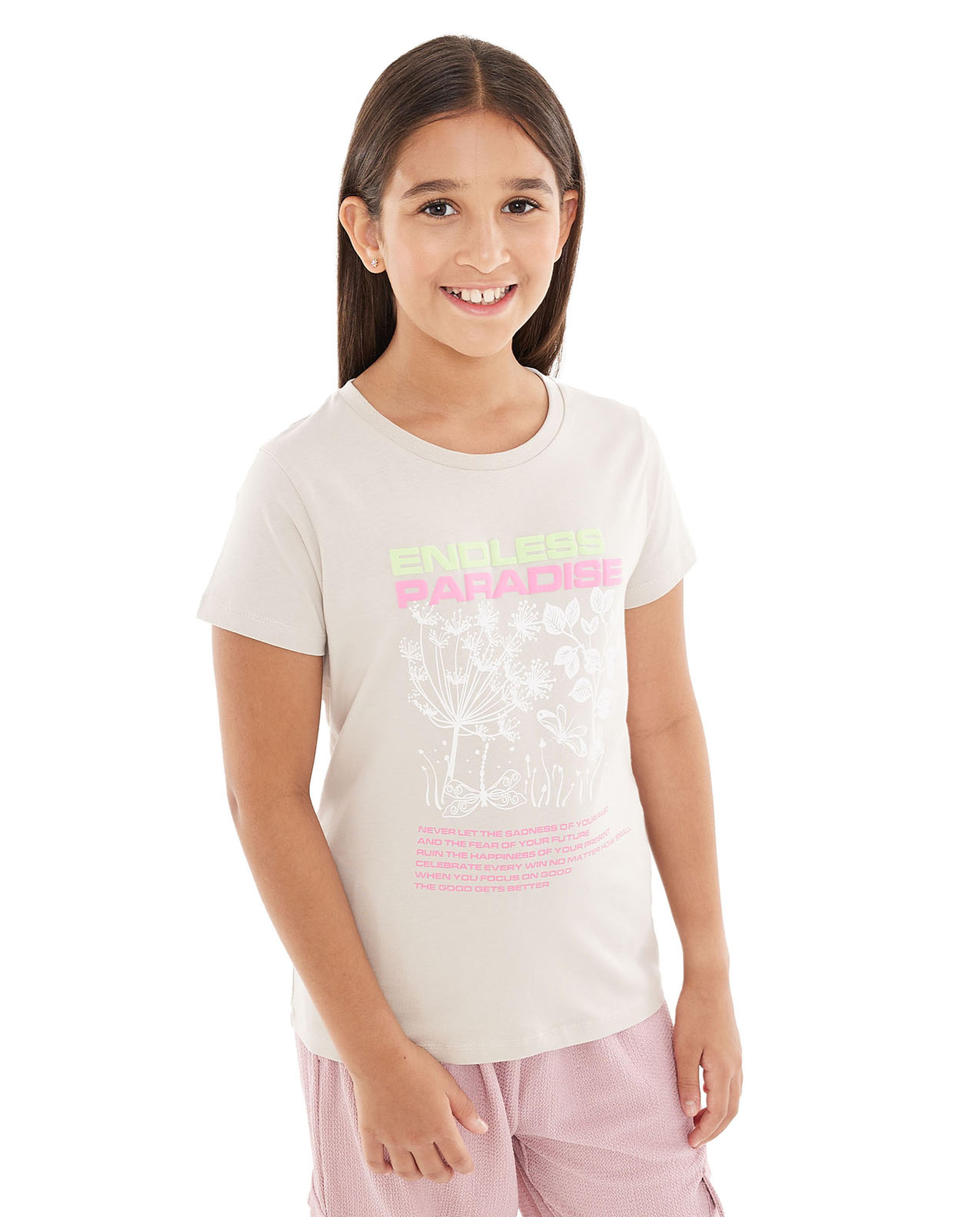 تيشيرت بطبعة جرافيك وياقة مستديرة بأكمام قصيرة