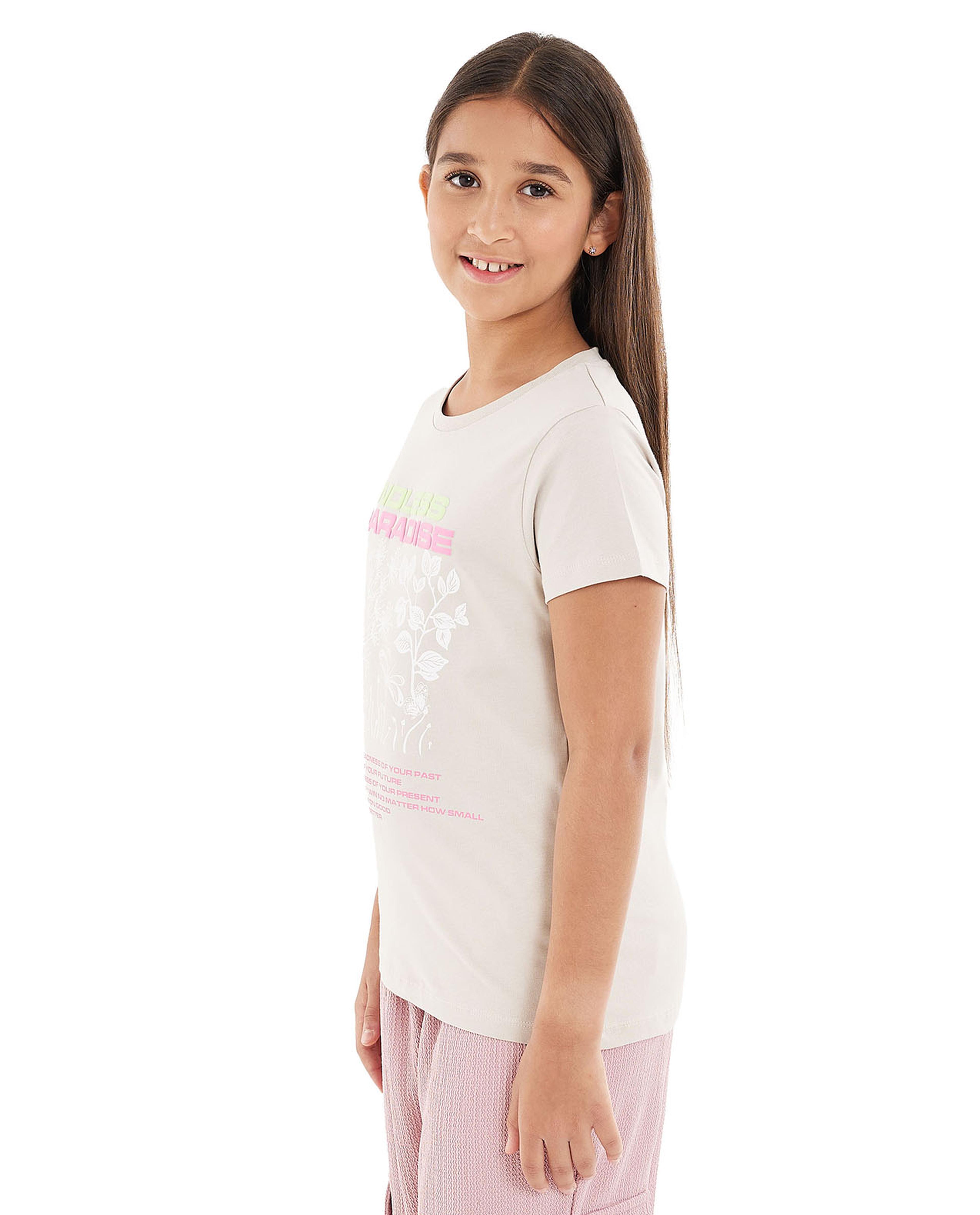 تيشيرت بطبعة جرافيك وياقة مستديرة بأكمام قصيرة