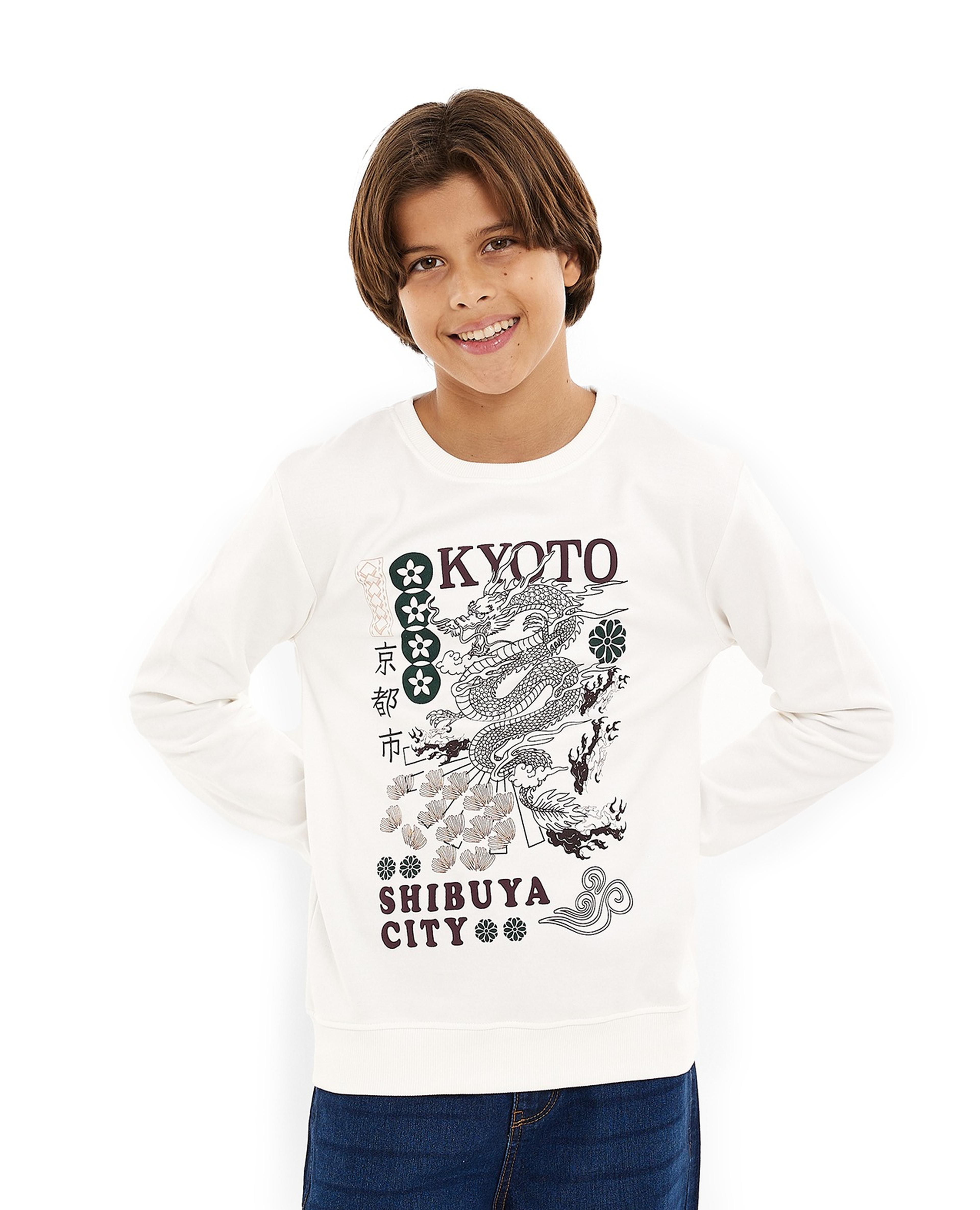 سويتشيرت بطبعة جرافيك بياقة دائرية وأكمام طويلة