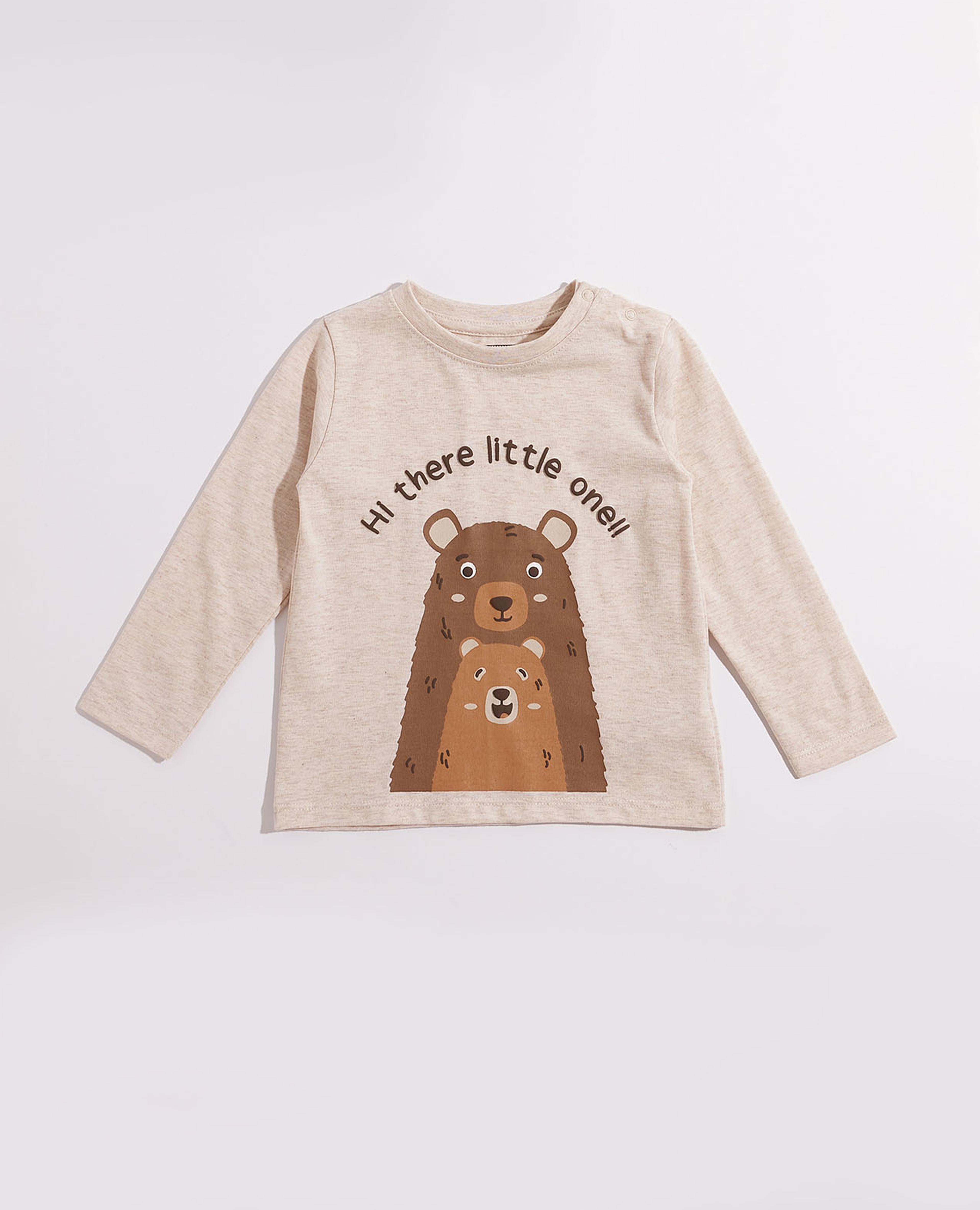 تيشيرت بطبعة جرافيك بياقة دائرية وأكمام طويلة