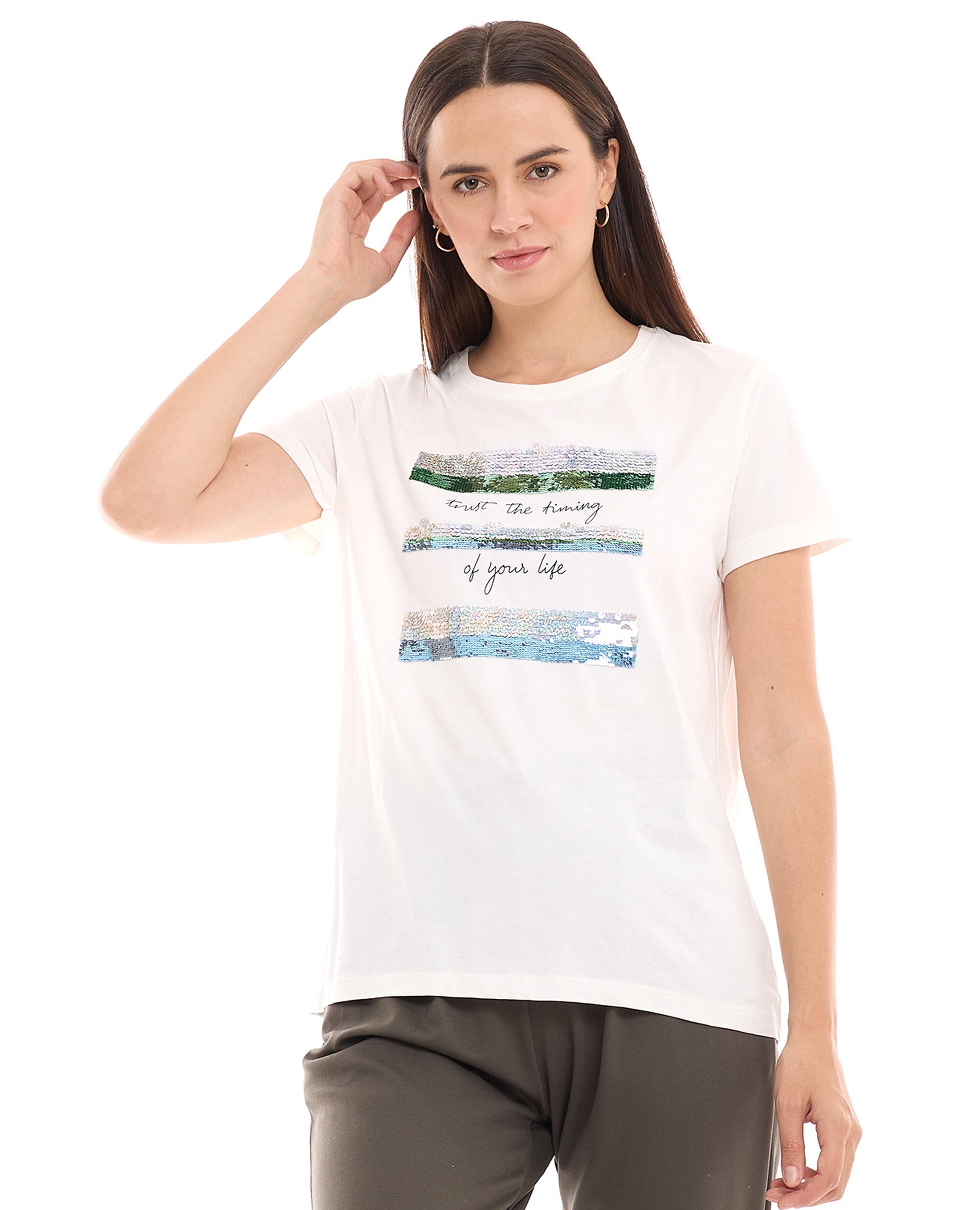 تيشيرت بطبعة وياقة مستديرة بأكمام قصيرة