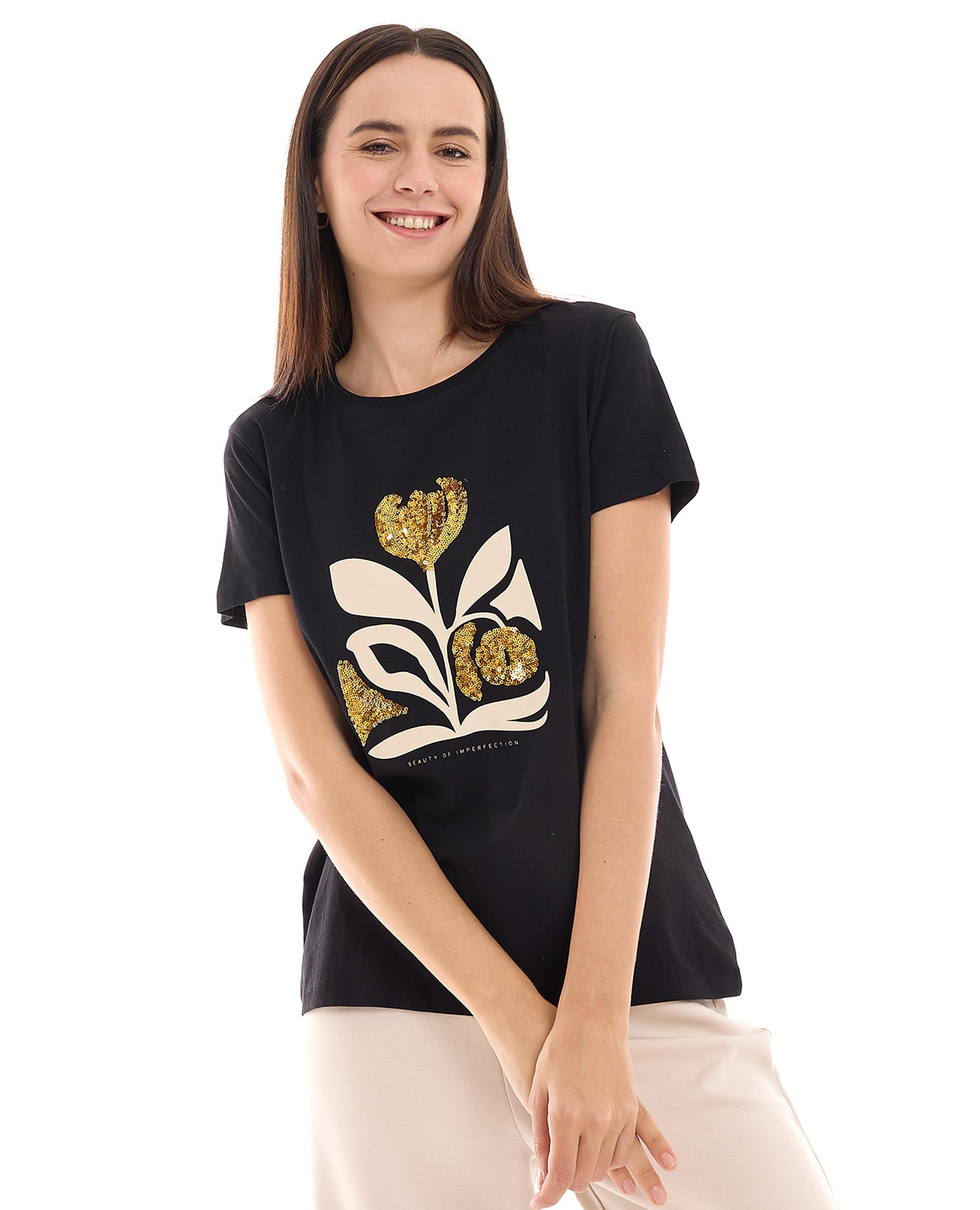 تيشيرت بطبعة وياقة مستديرة بأكمام قصيرة