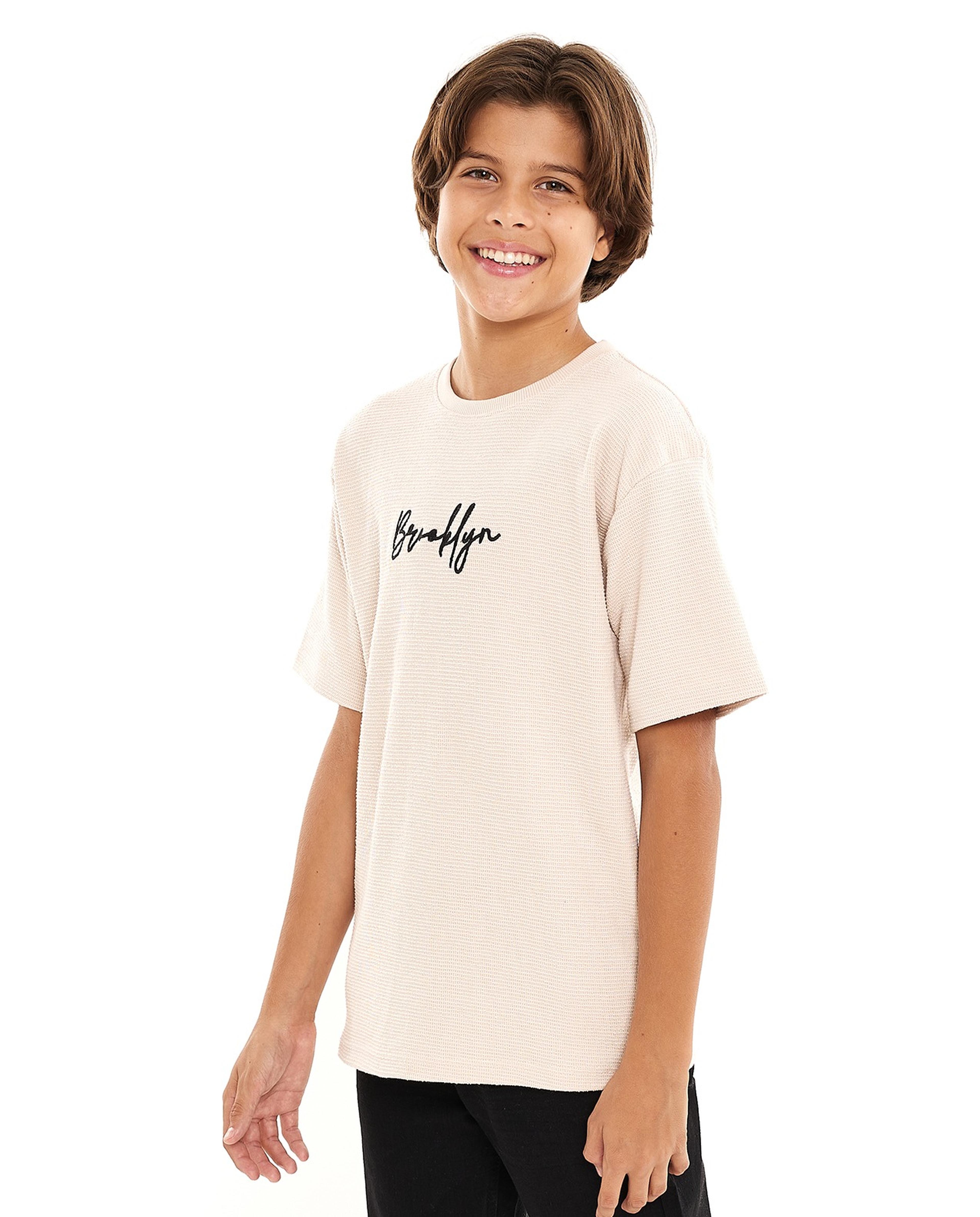 تيشيرت مطرز بياقة دائرية وأكمام قصيرة