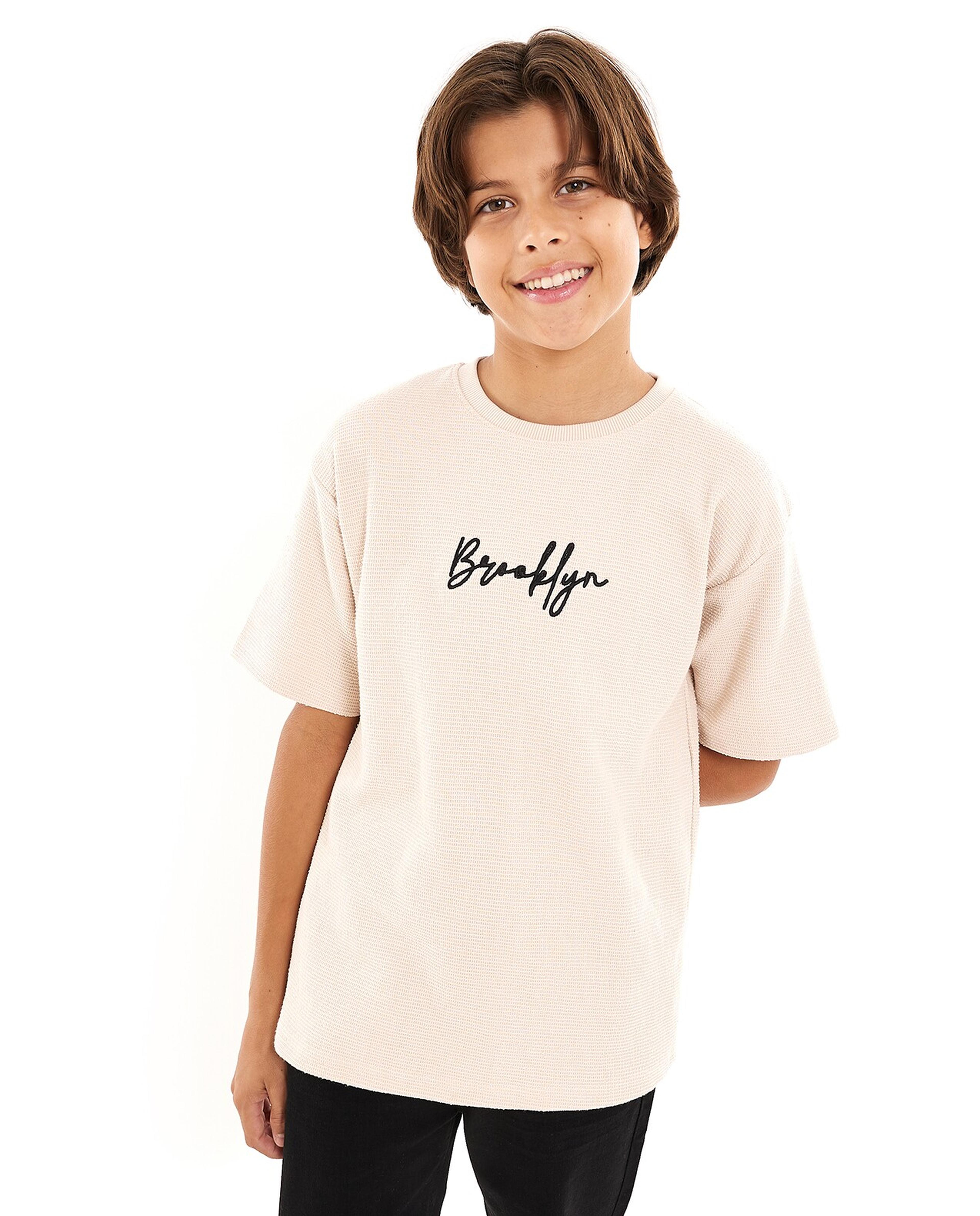 تيشيرت مطرز بياقة دائرية وأكمام قصيرة