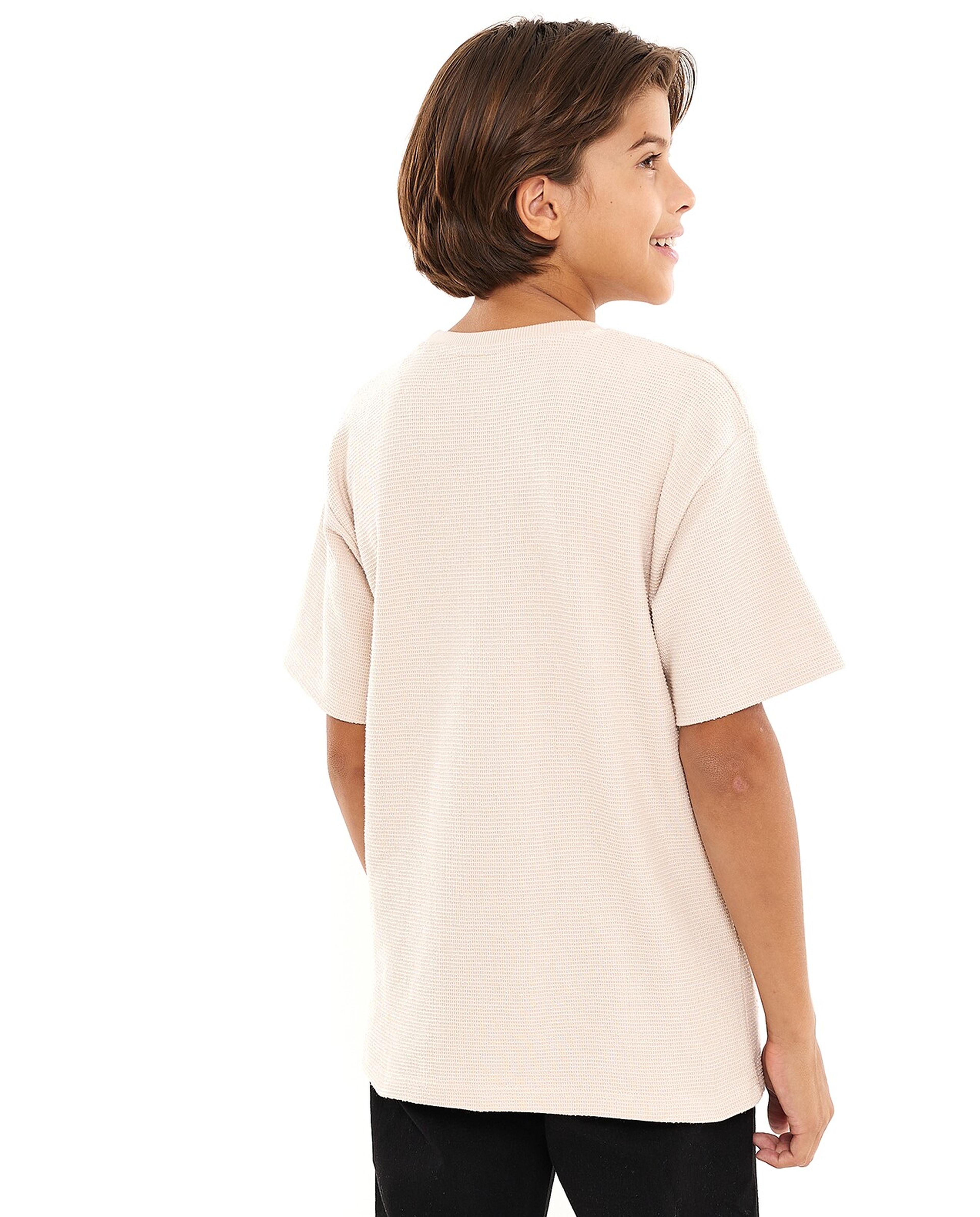 تيشيرت مطرز بياقة دائرية وأكمام قصيرة