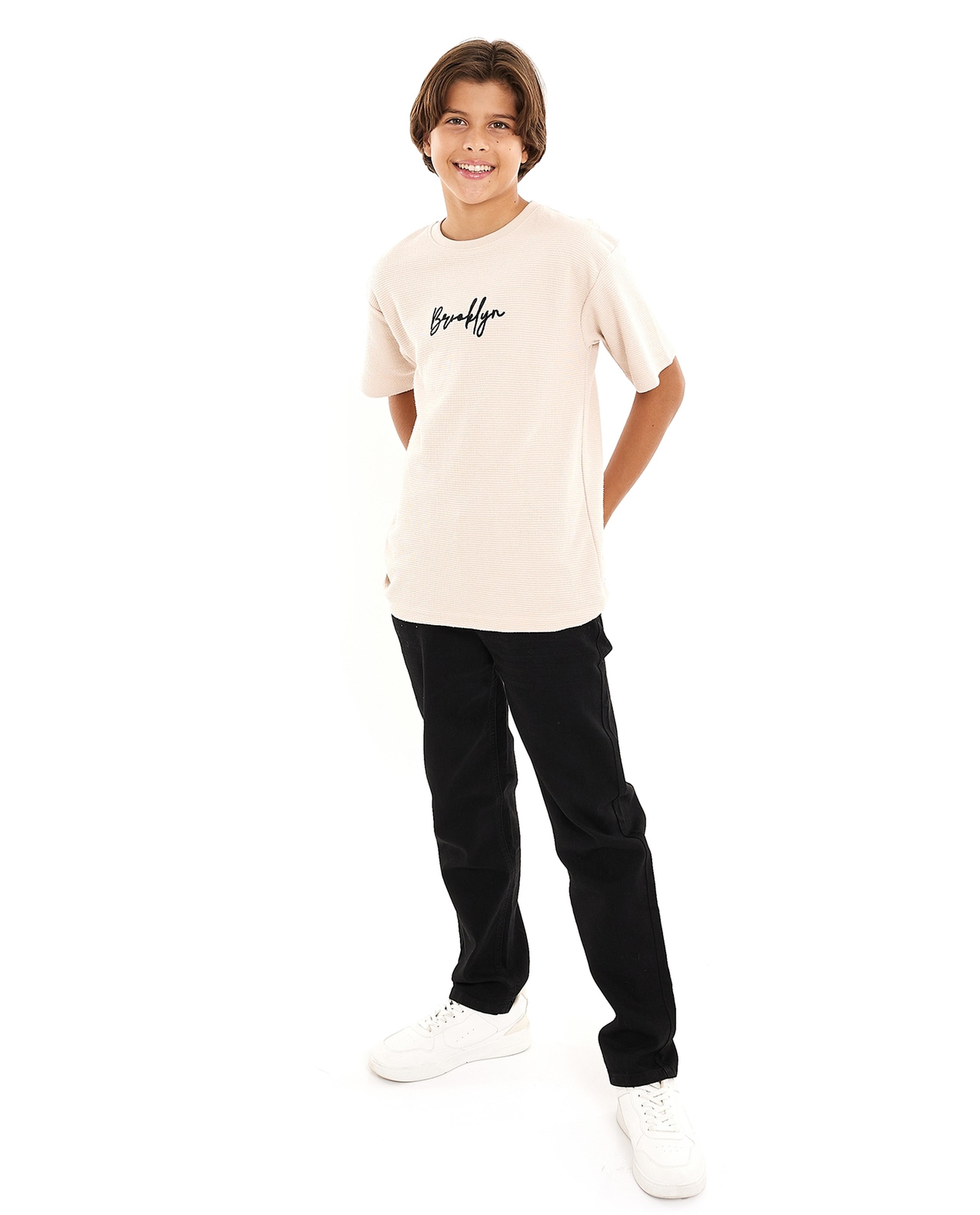 تيشيرت مطرز بياقة دائرية وأكمام قصيرة