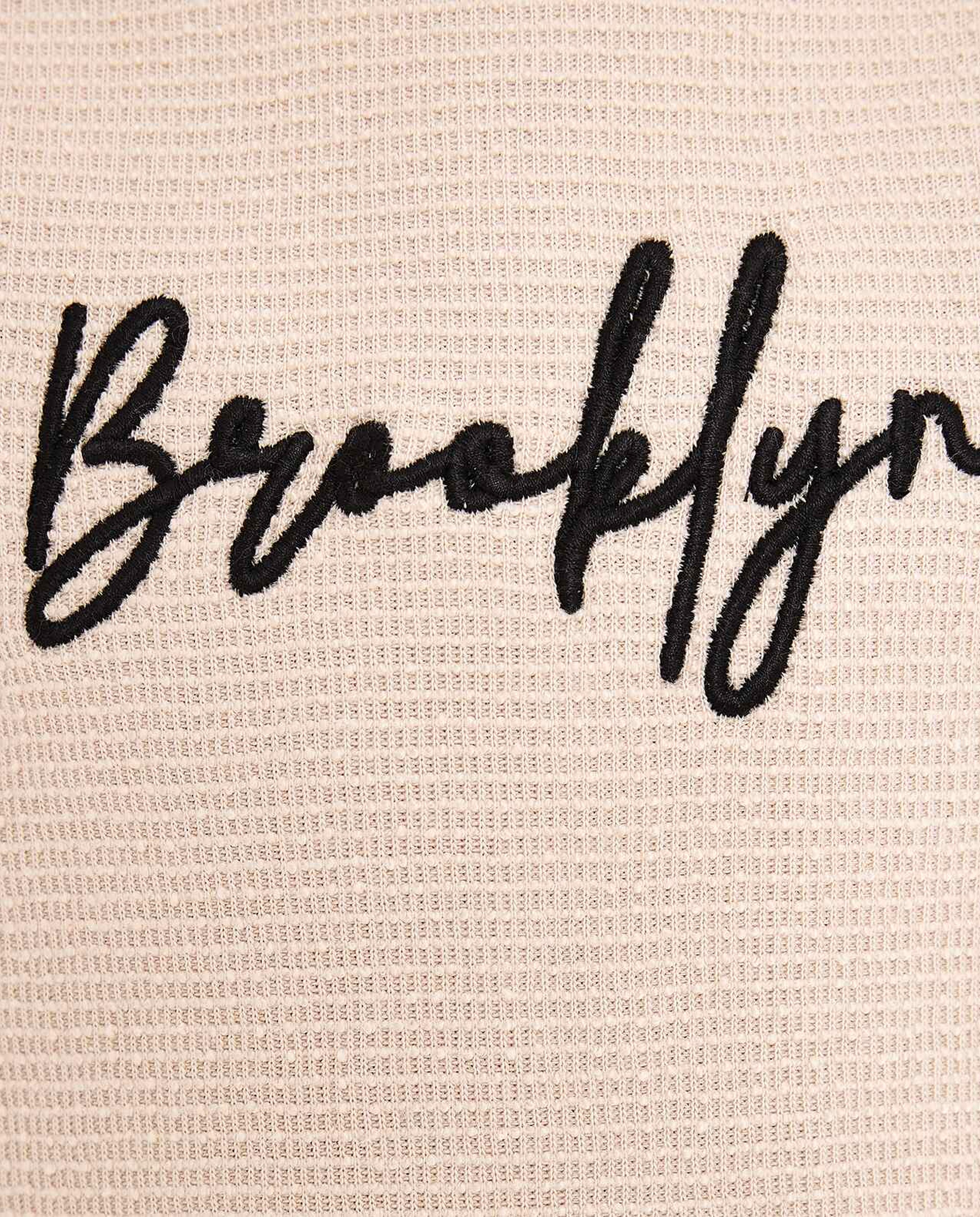 تيشيرت مطرز بياقة دائرية وأكمام قصيرة