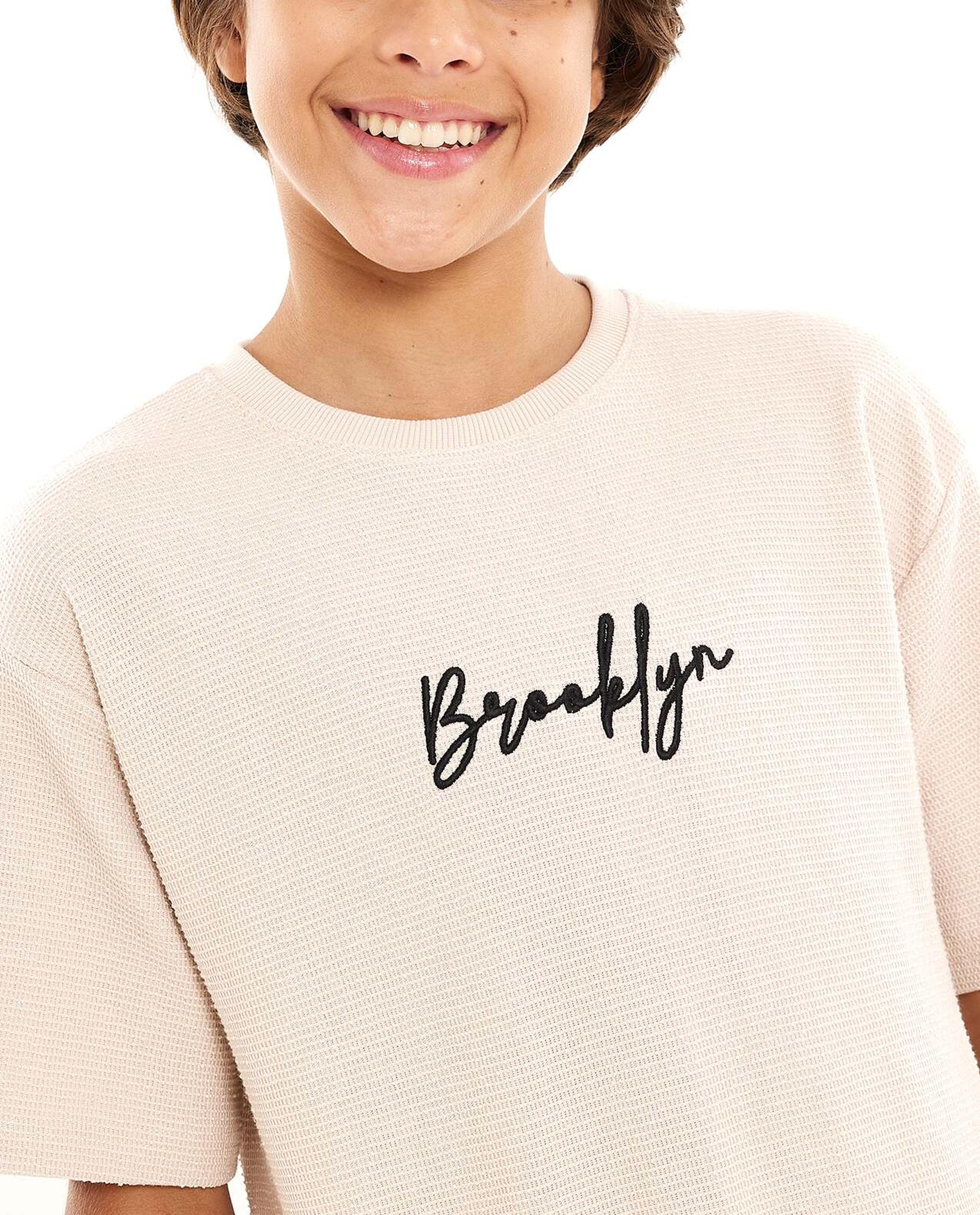 تيشيرت مطرز بياقة دائرية وأكمام قصيرة