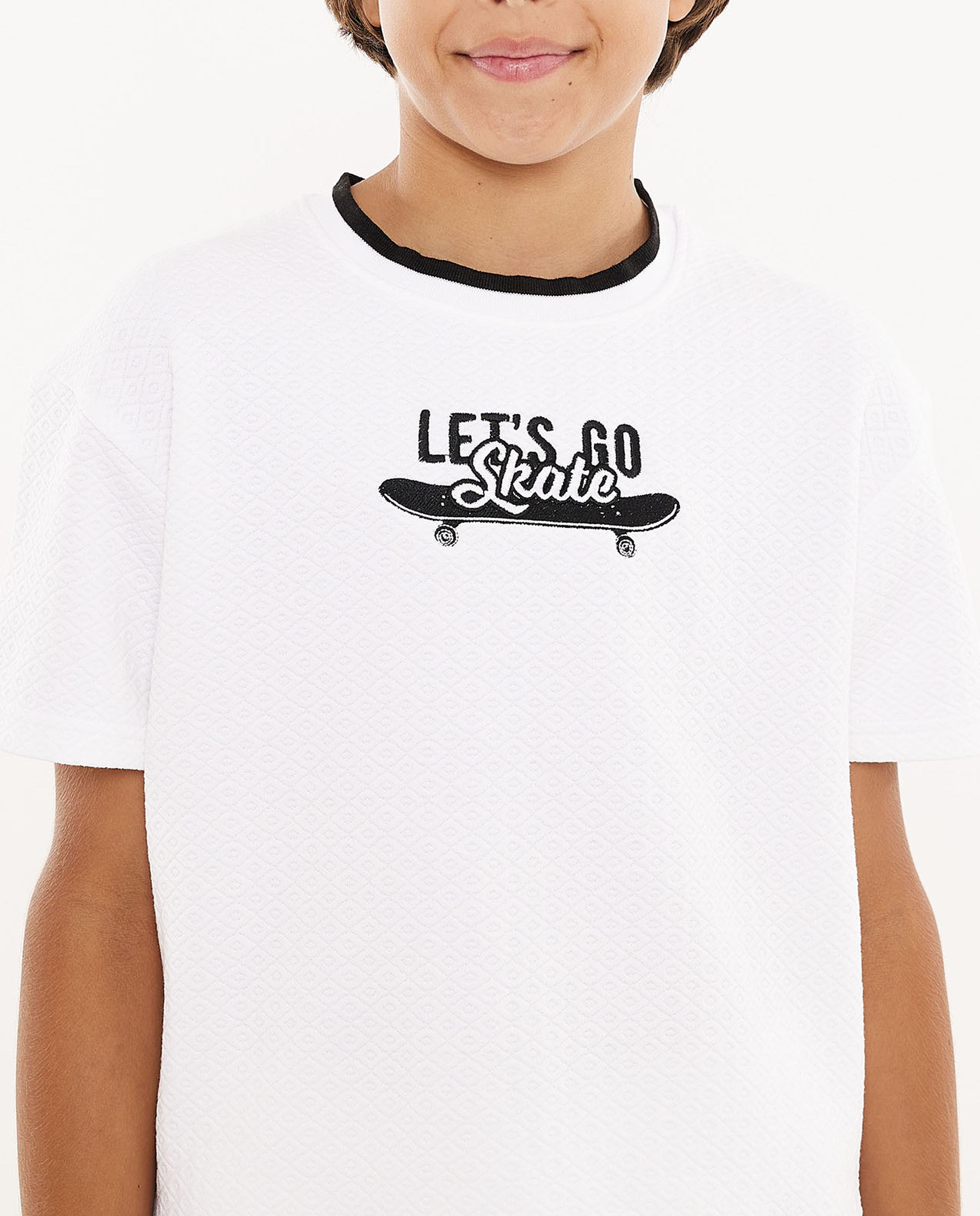 طقم تيشيرت بطبعة وشورت