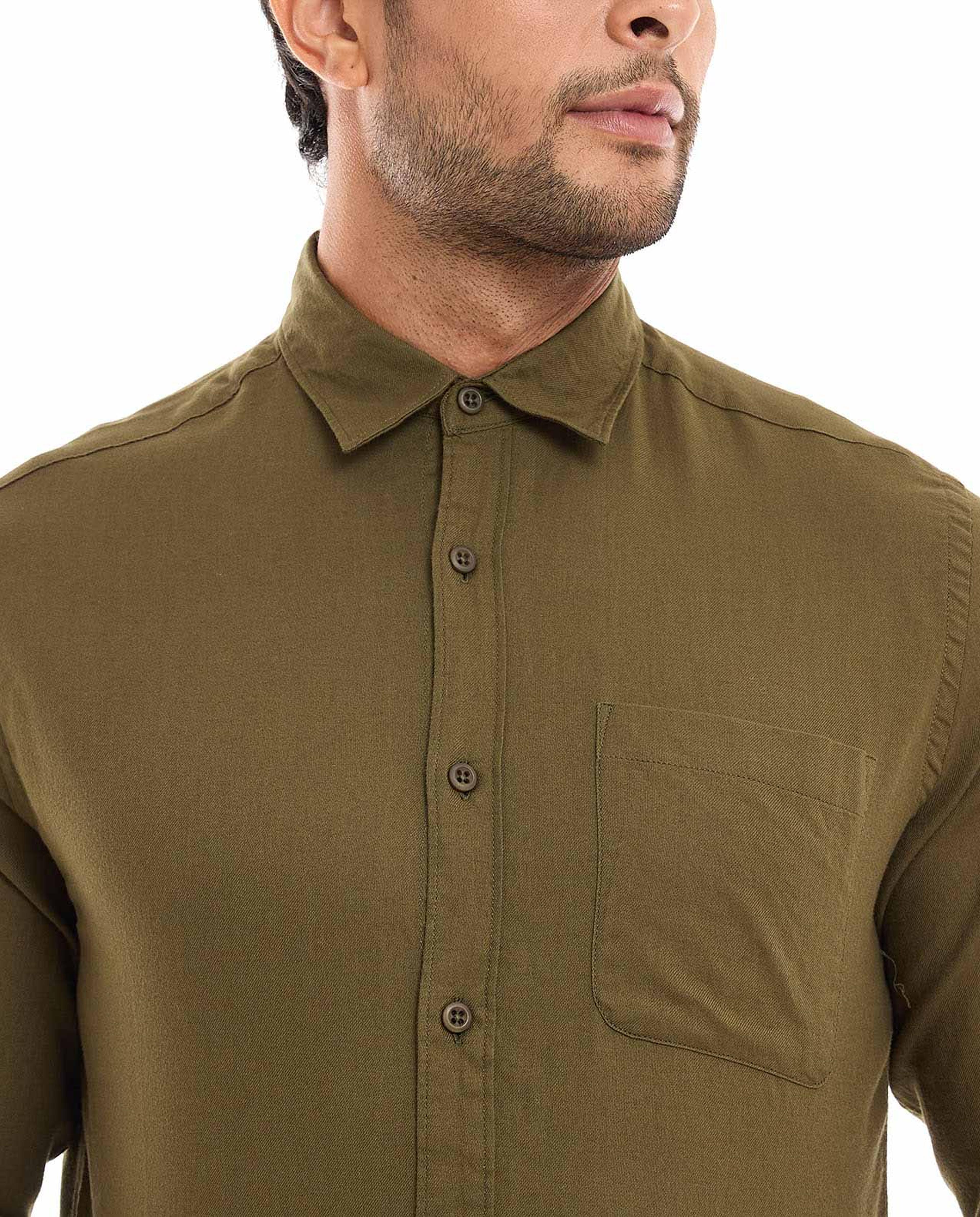 قميص سادة بياقة كلاسيك وأكمام طويلة