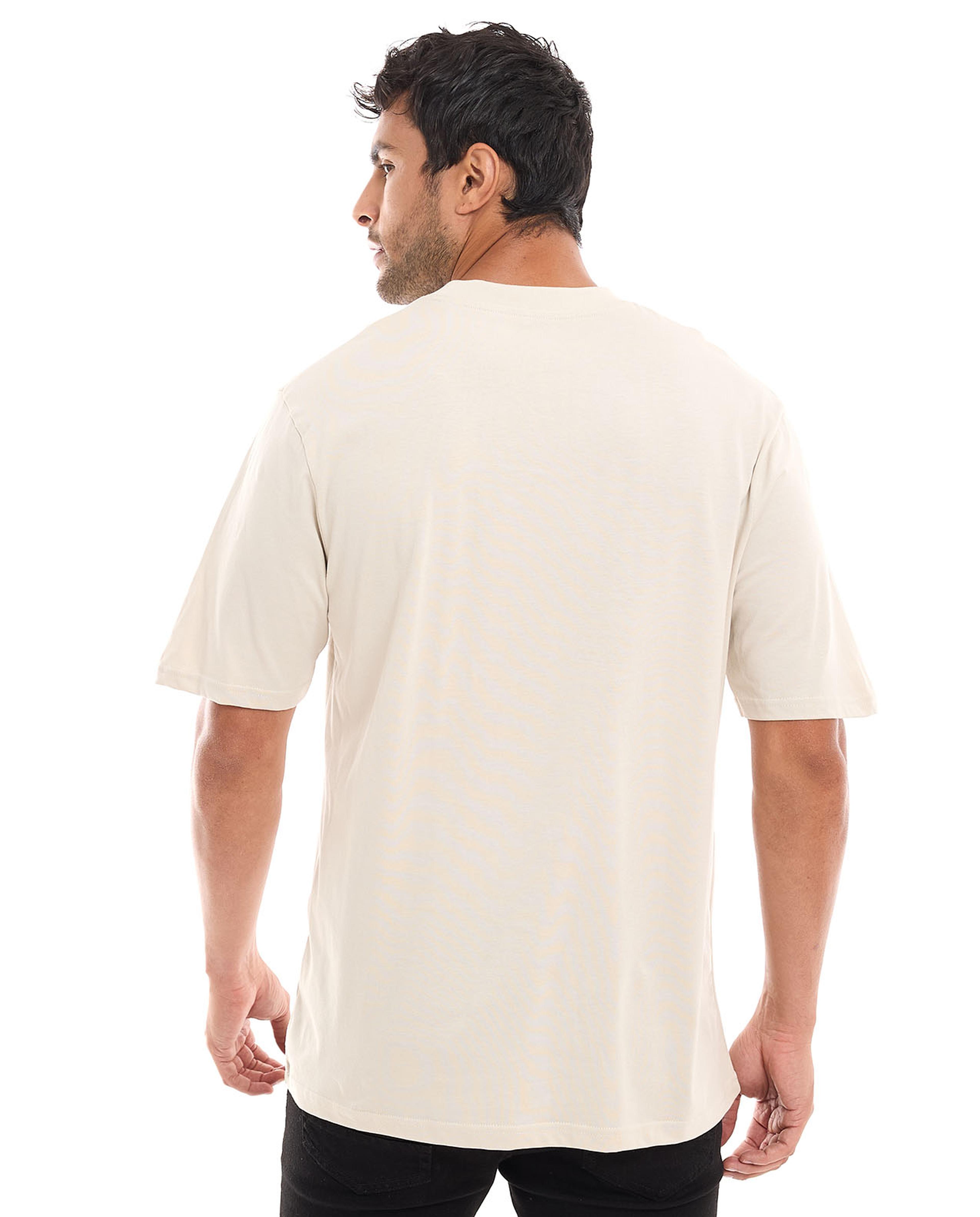 تيشيرت برقبة مستديرة وأكمام قصيرة وطبعة