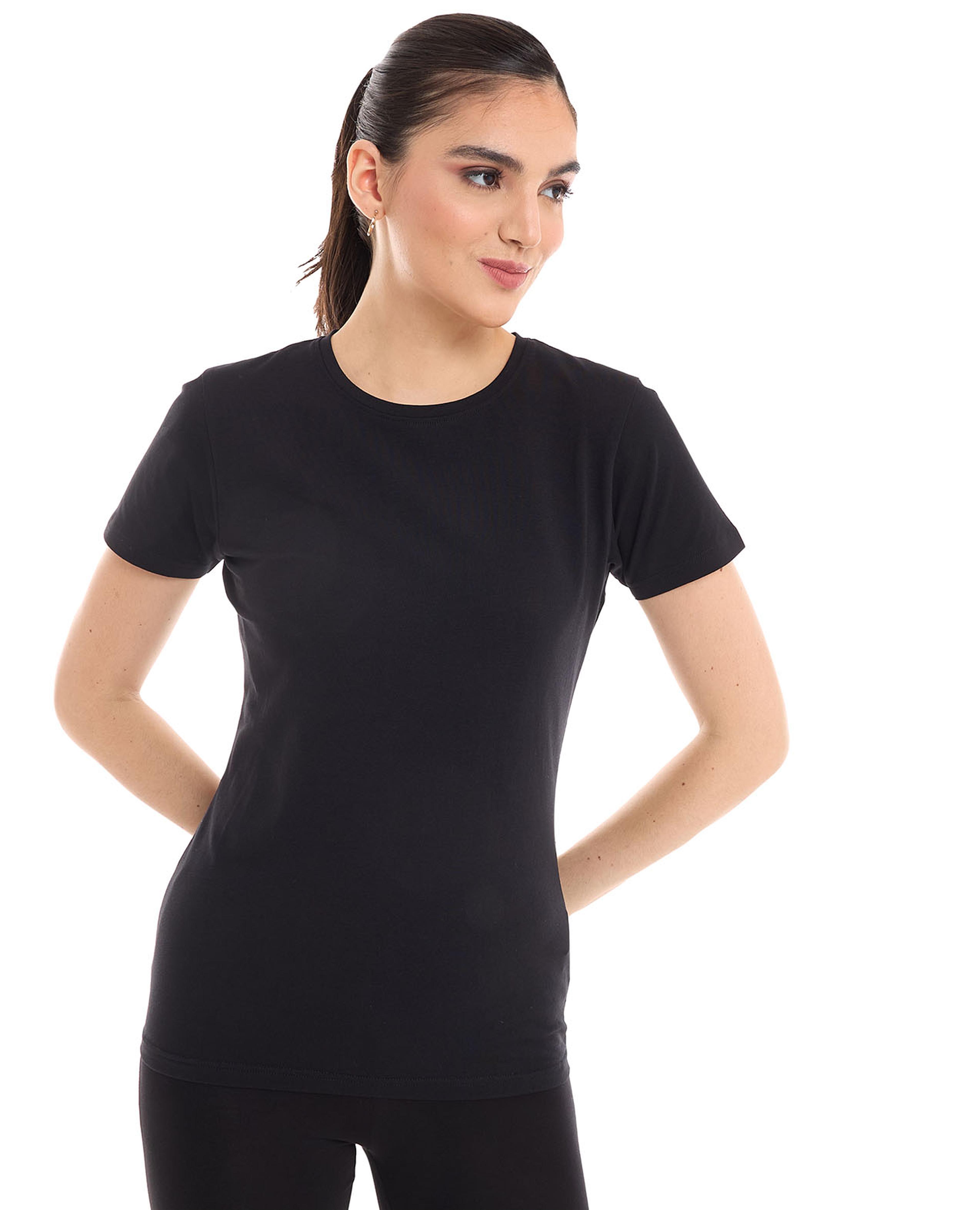 تيشيرت سادة بياقة مستديرة وأكمام قصيرة