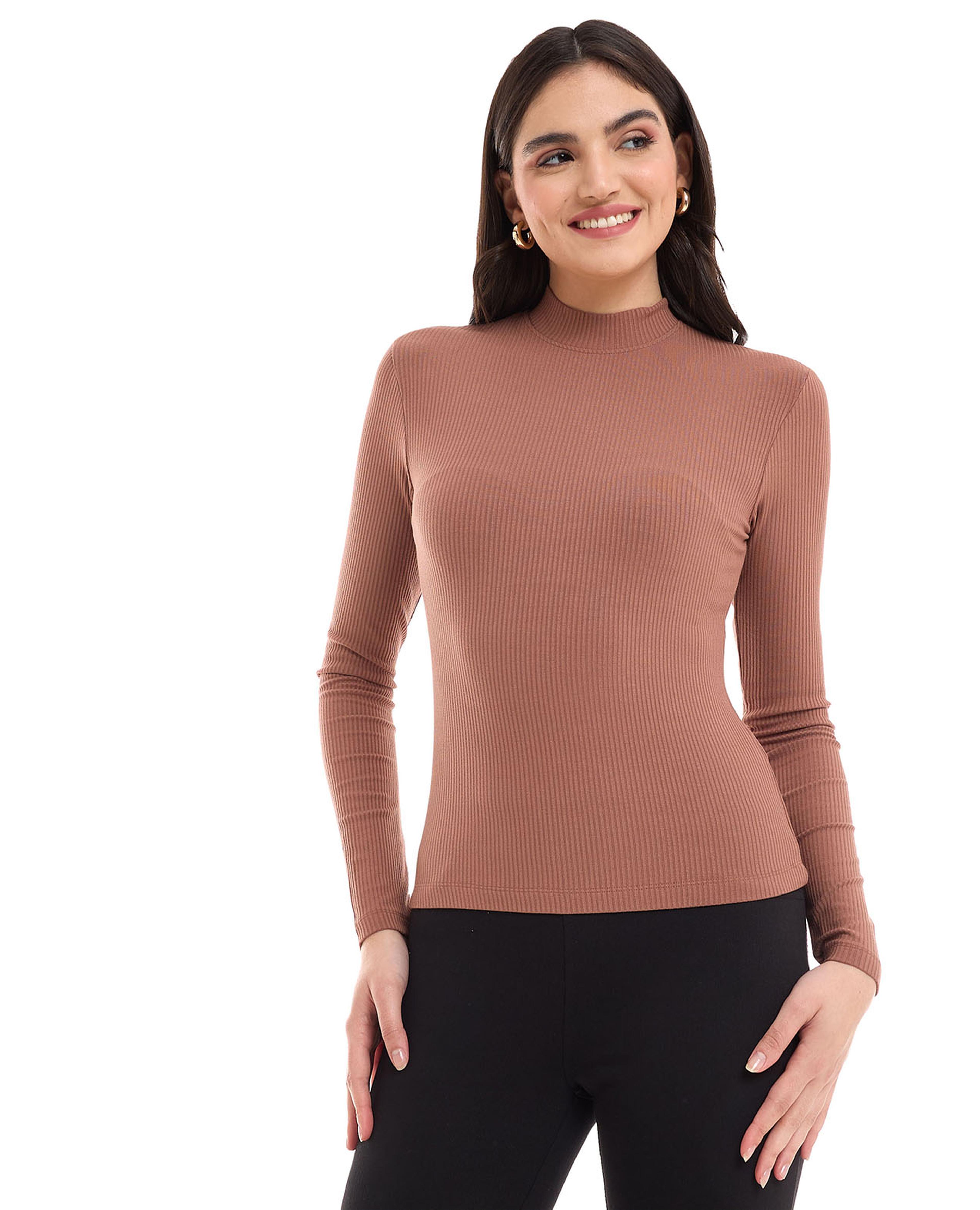 توب مرن بياقة عالية وأكمام طويلة