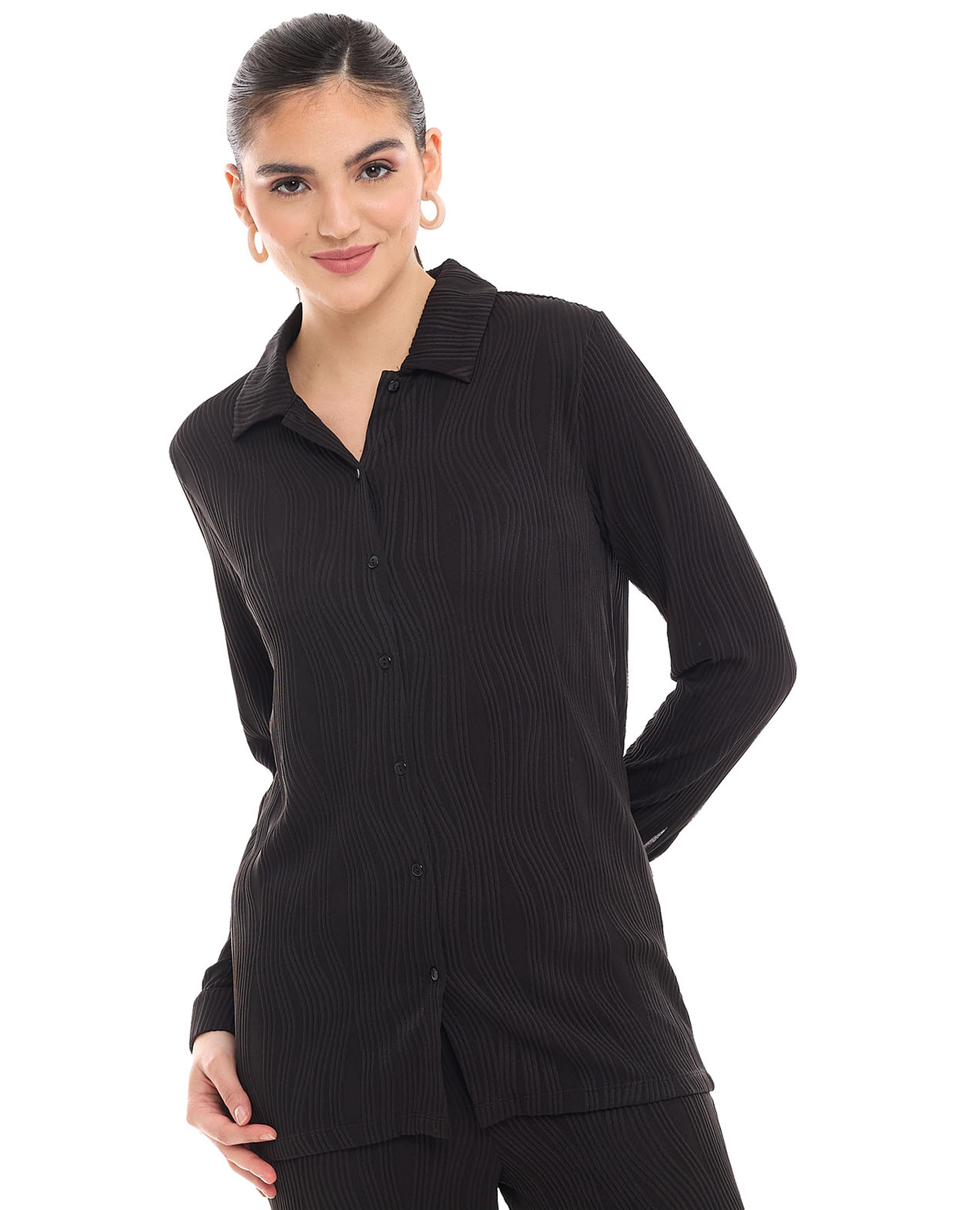 قميص بياقة وأكمام طويلة