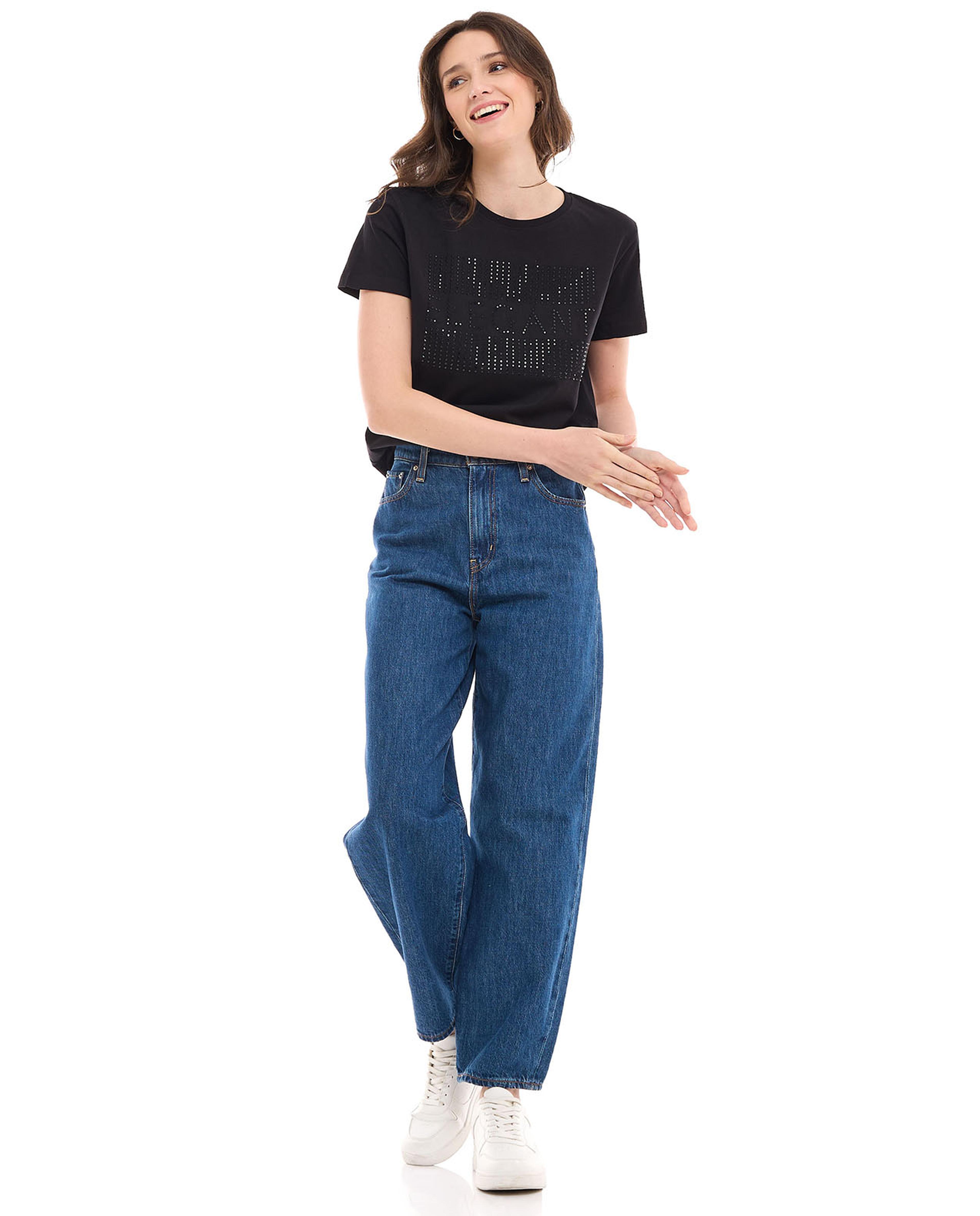 تيشيرت مزين بياقة مستديرة وأكمام قصيرة