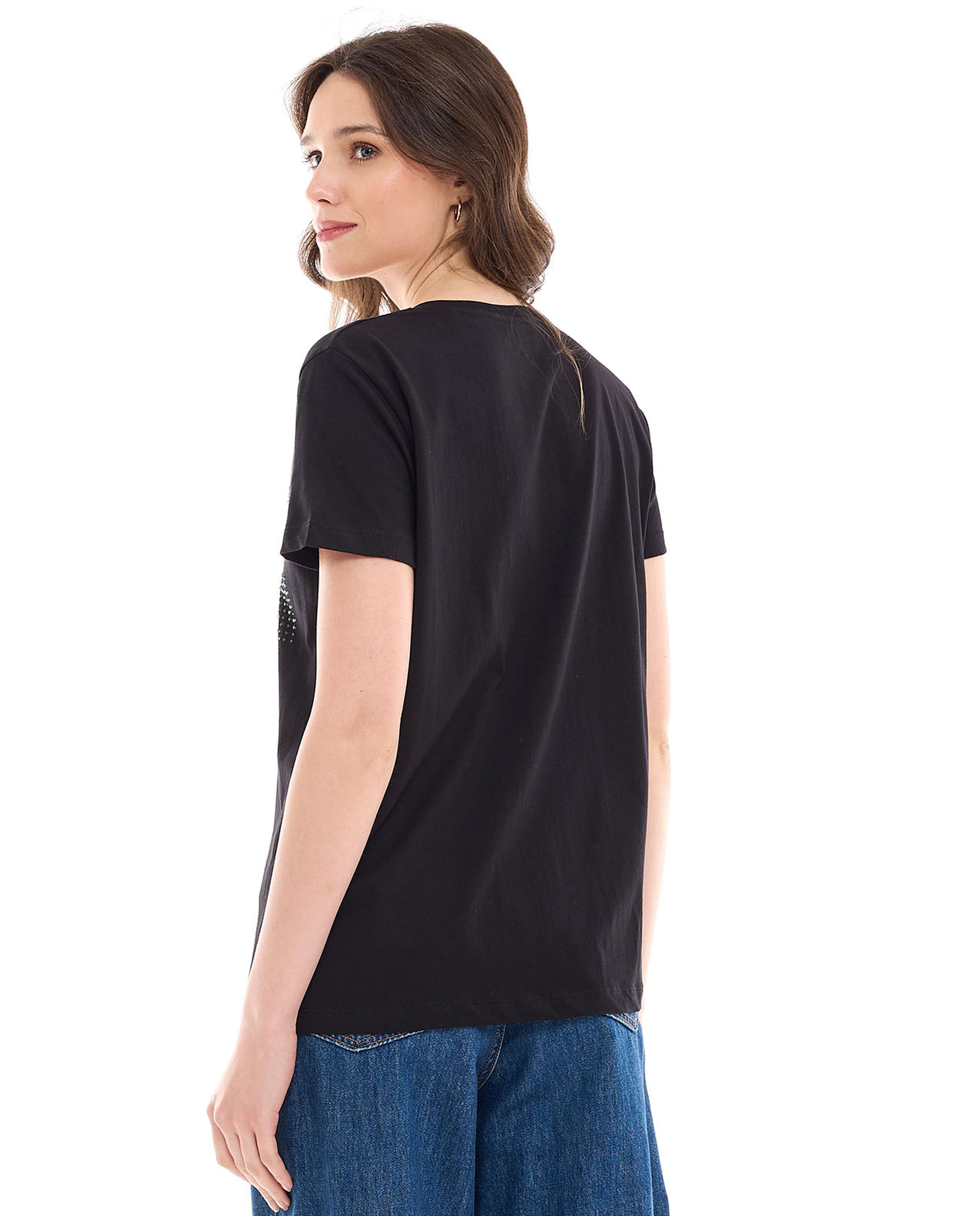 تيشيرت مزين بياقة مستديرة وأكمام قصيرة