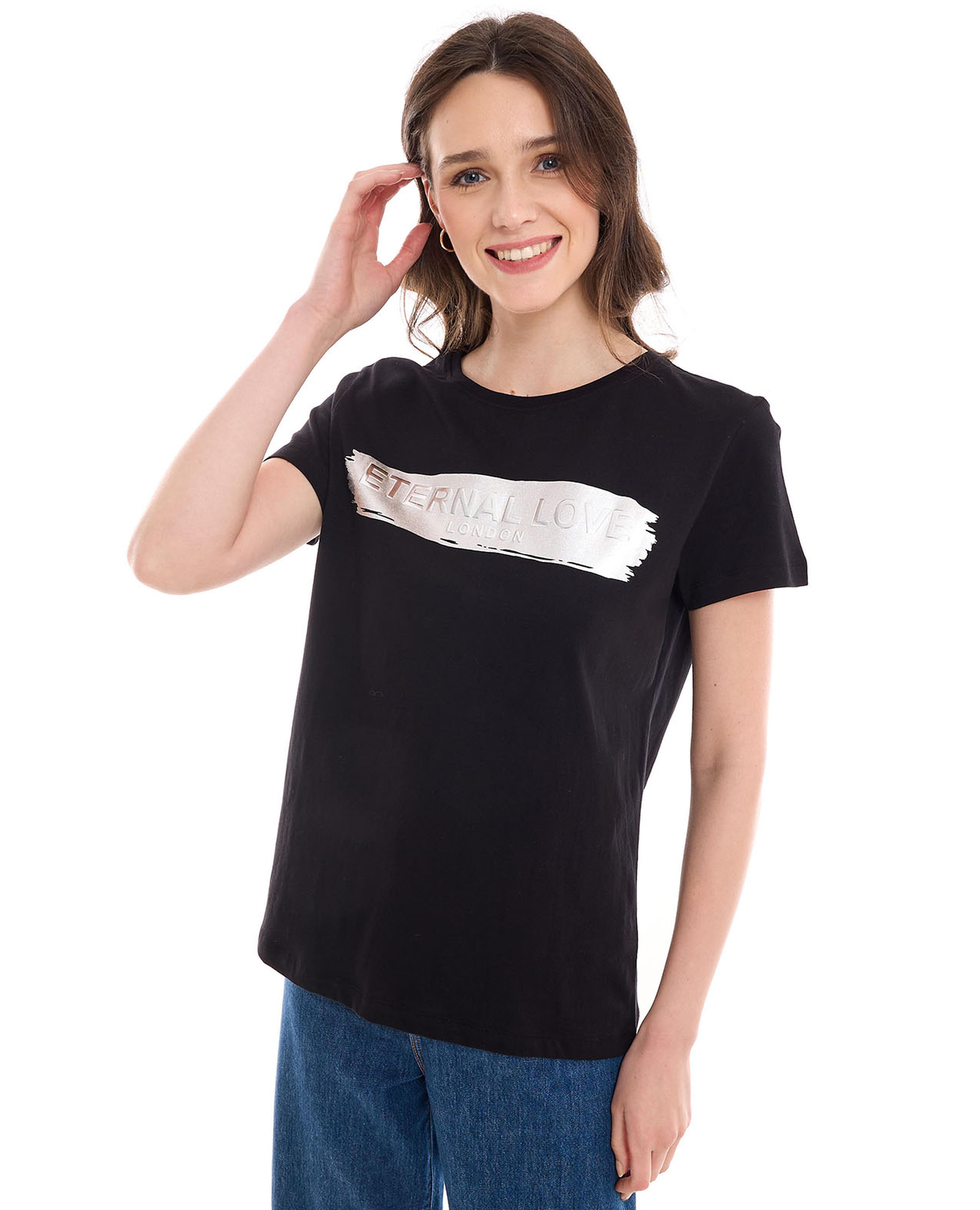 تيشيرت بطباعة جرافيك وياقة مستديرة وأكمام قصيرة