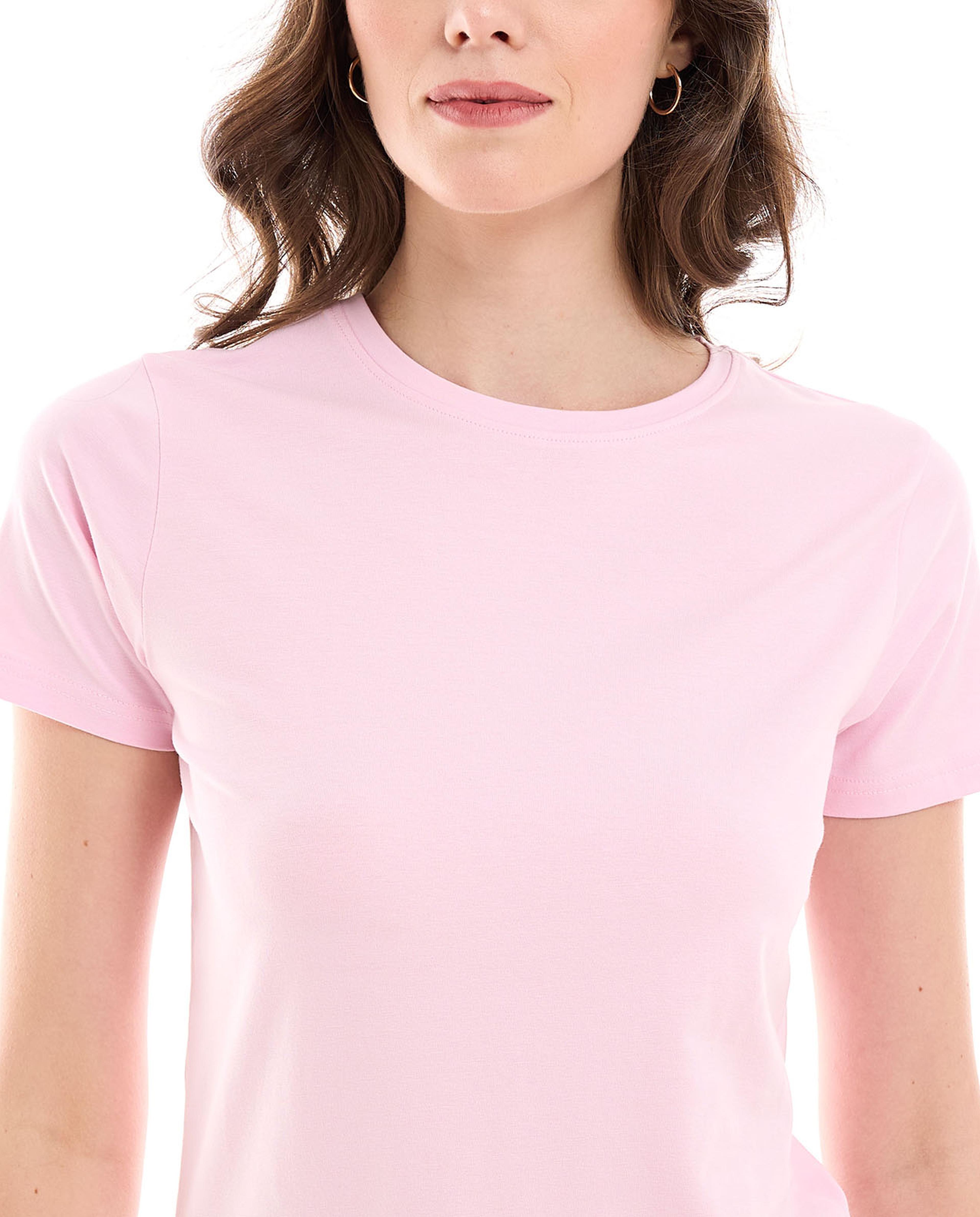 تيشيرت سادة بياقة مستديرة وأكمام قصيرة