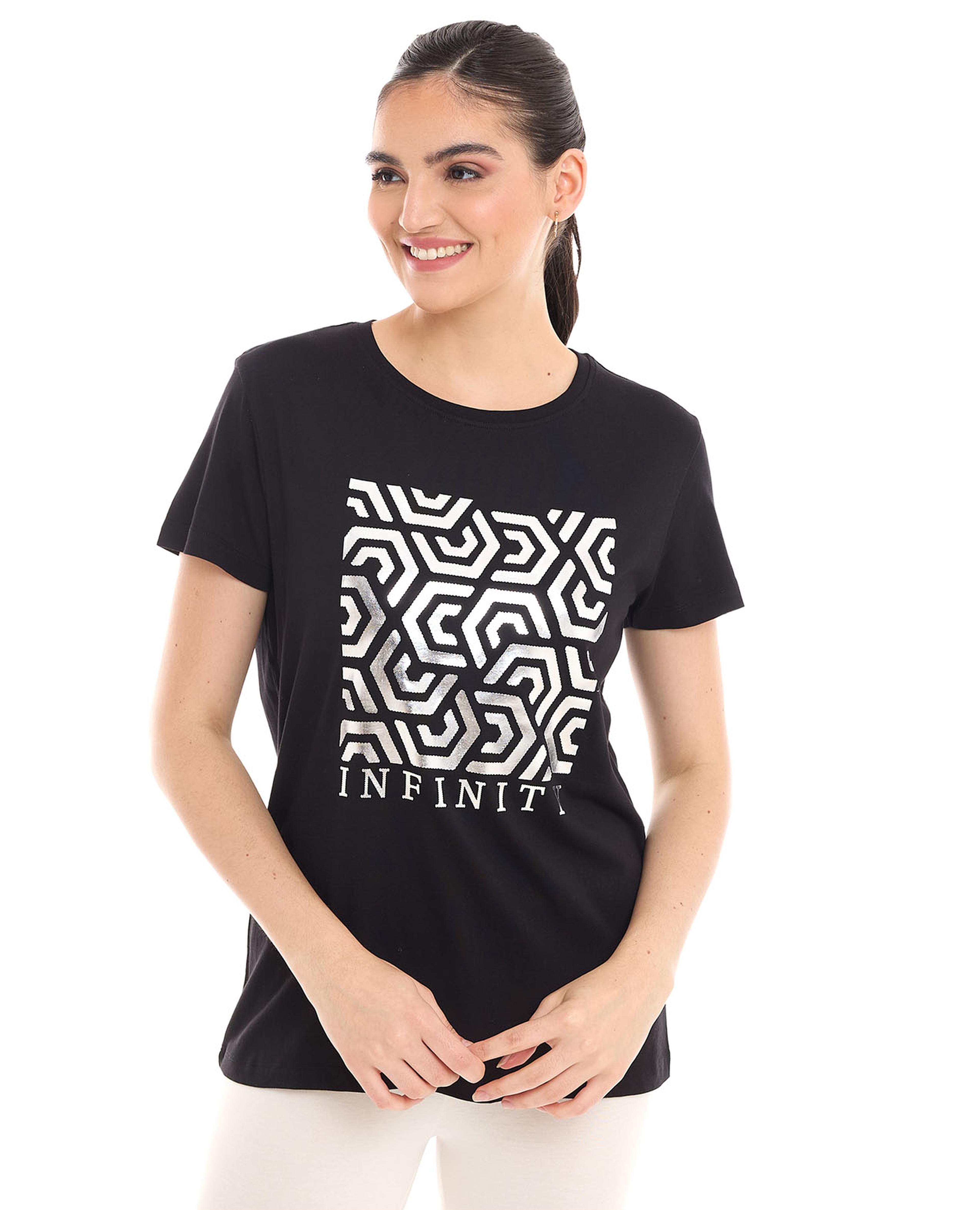 تيشيرت بطباعة جرافيك وياقة مستديرة وأكمام قصيرة