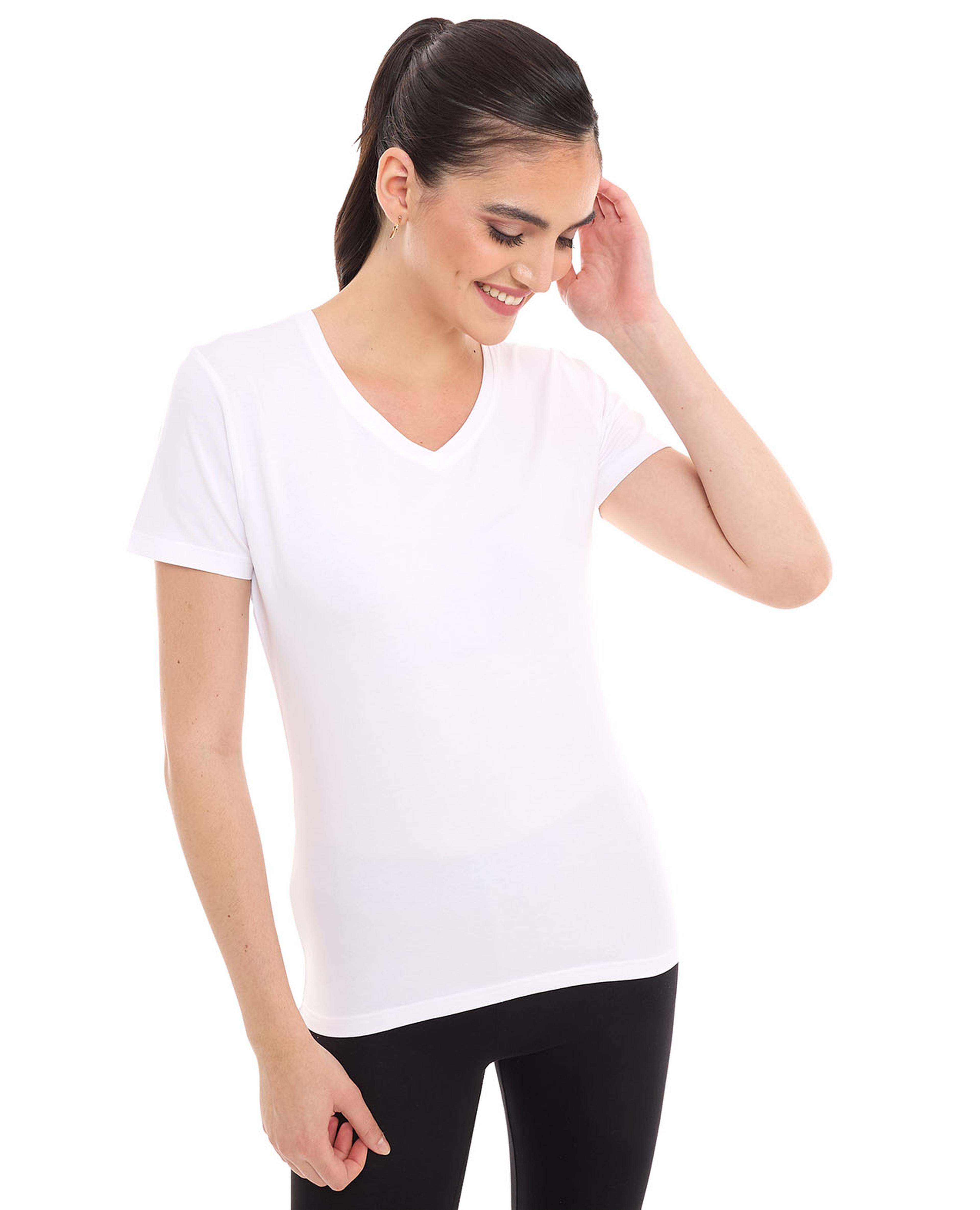 تيشيرت سادة بياقة V وأكمام قصيرة