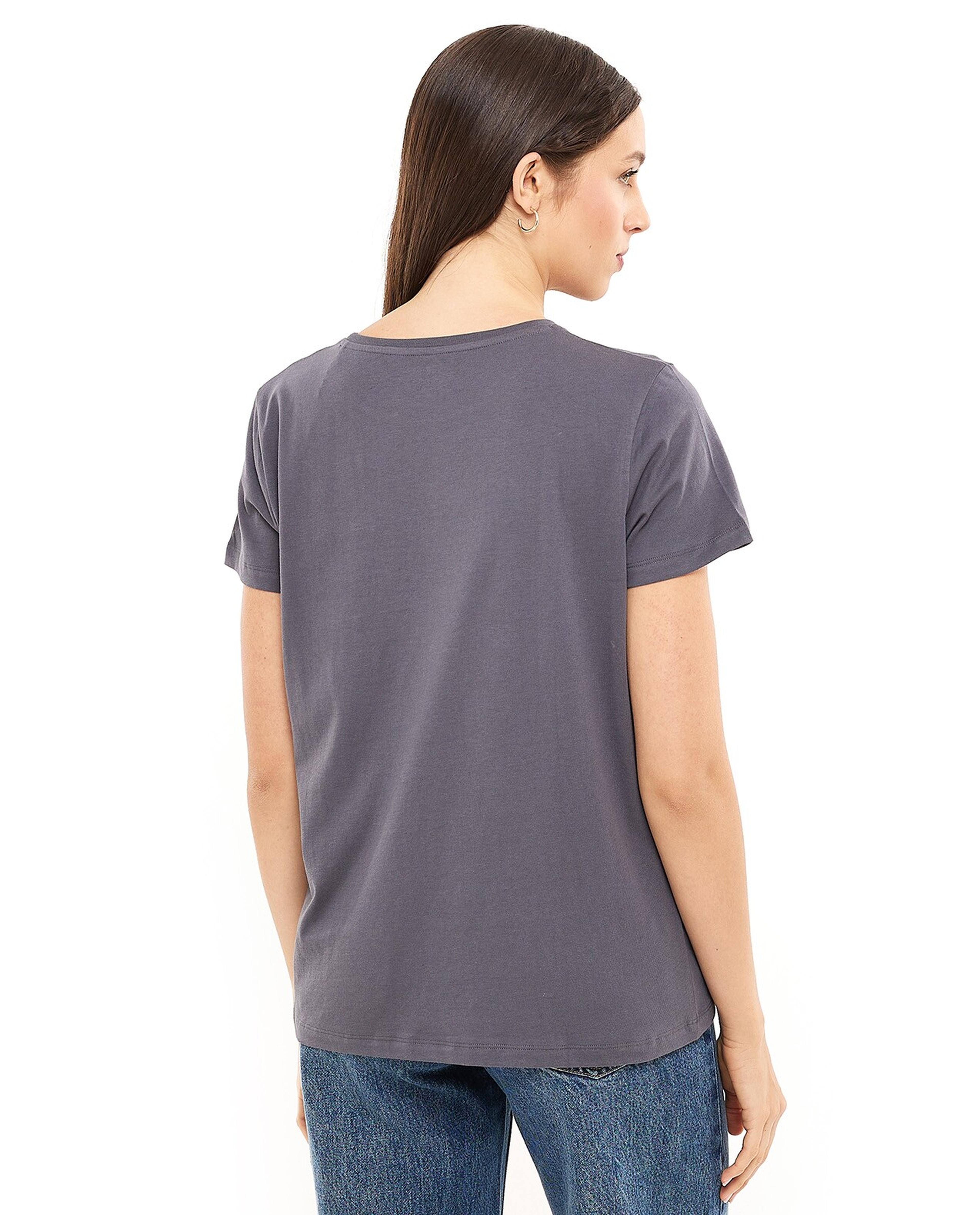 تيشيرت بطباعة جرافيك وياقة مستديرة وأكمام قصيرة