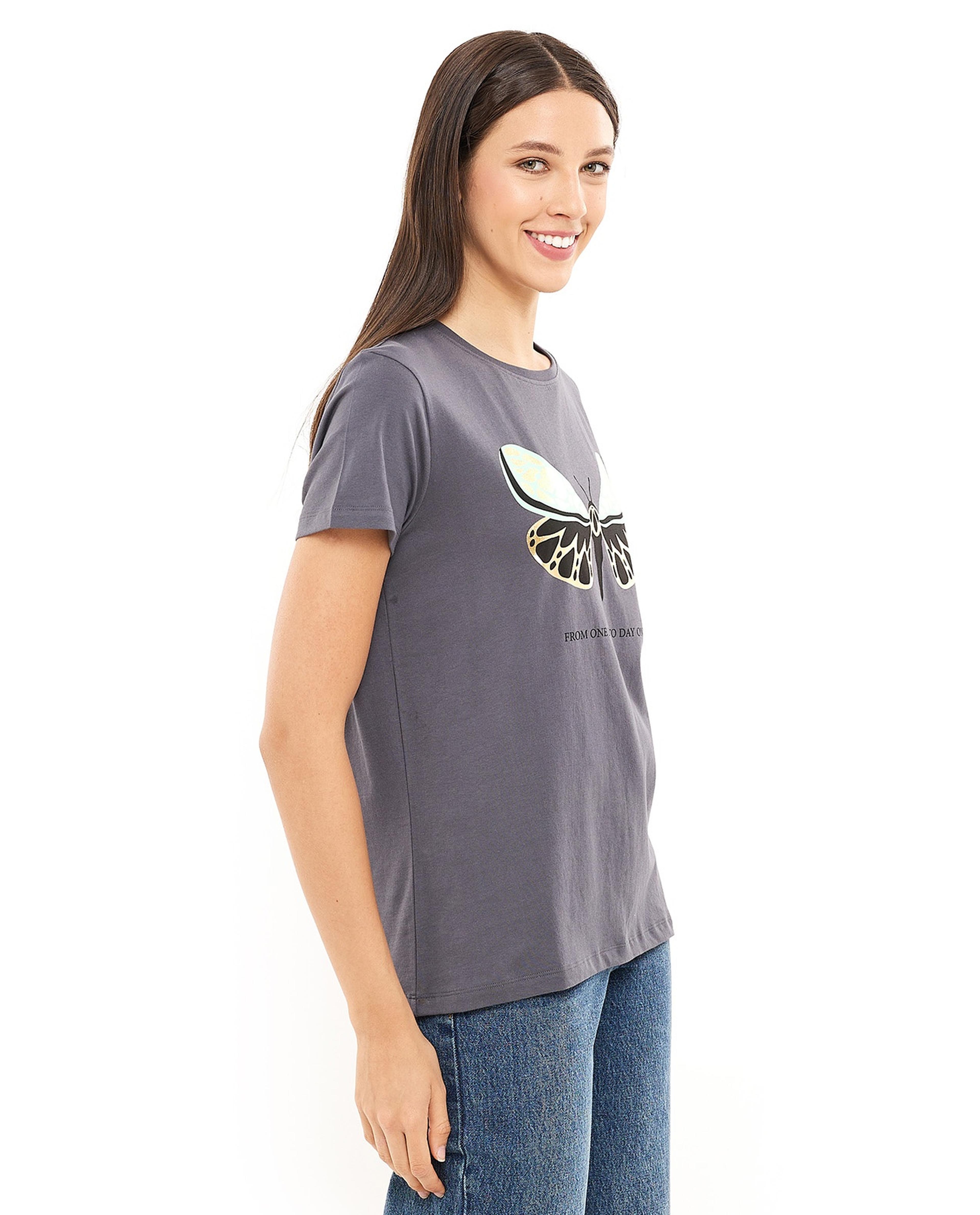 تيشيرت بطباعة جرافيك وياقة مستديرة وأكمام قصيرة